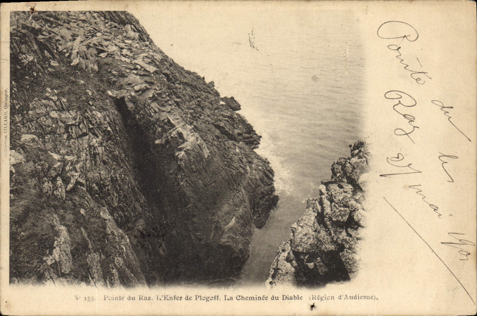 CPA La Pointe du Raz L'Enter de Plogeff la Cheminee du Diable Region d'Audieme