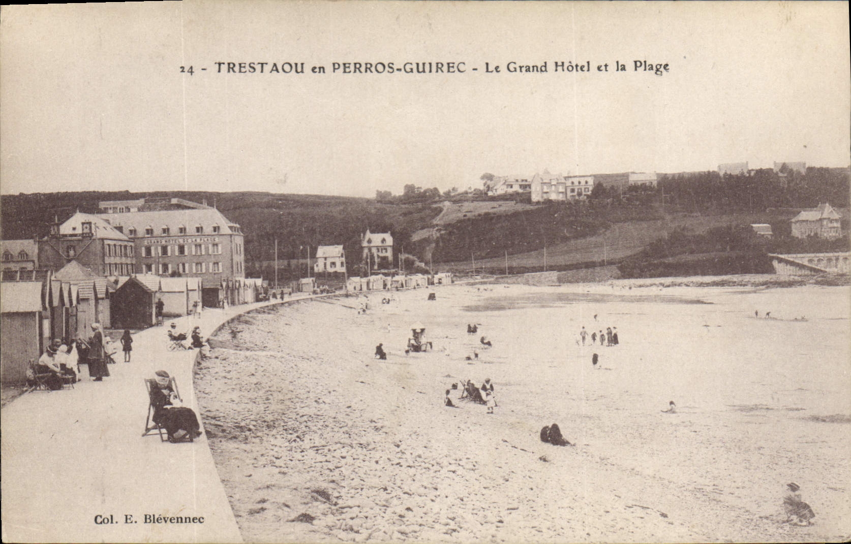 CPA Trestou en Perros Guirec Le Grand Hotel et la Plage