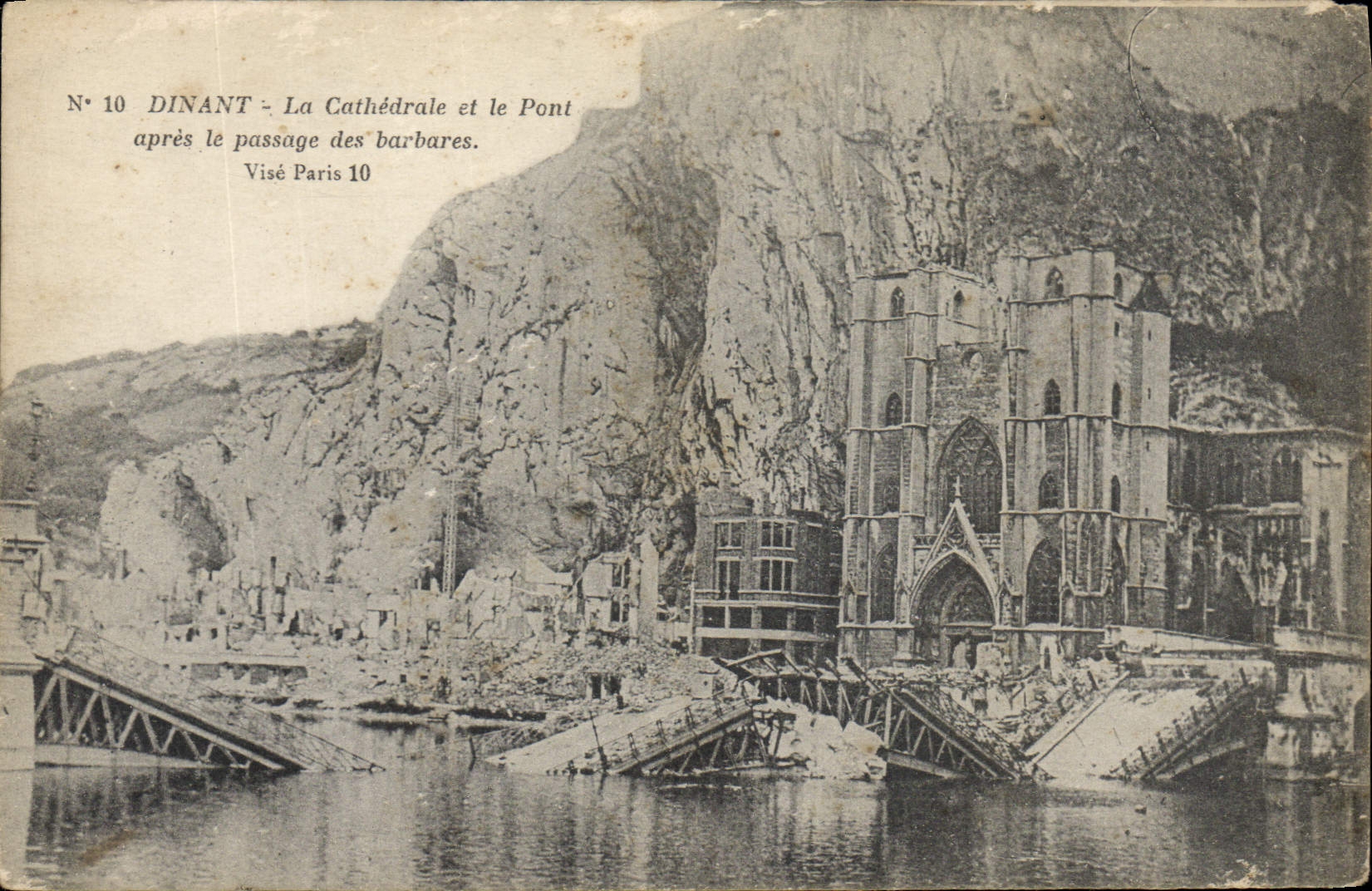CPA Dinant La Cathedrale et le Pont apres le passage des Barbares Militaria