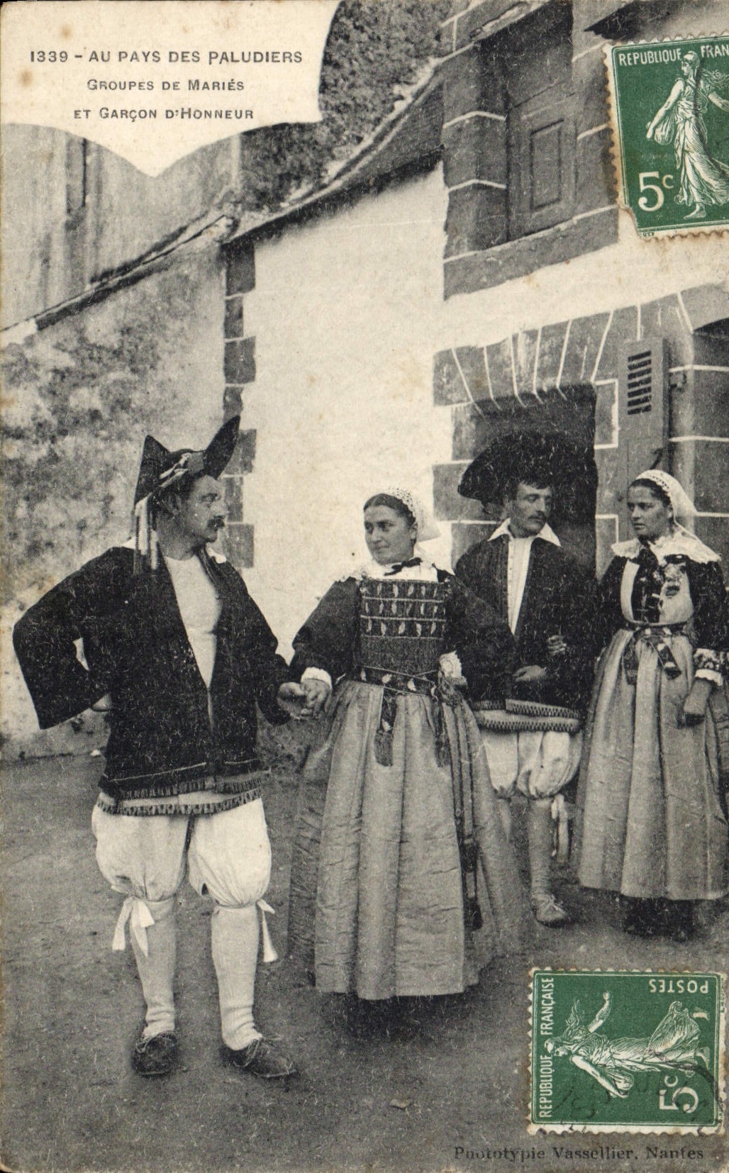 CPA Au Pays des Paludiers Groupes de Maries et Garcon d'honneur Folklore