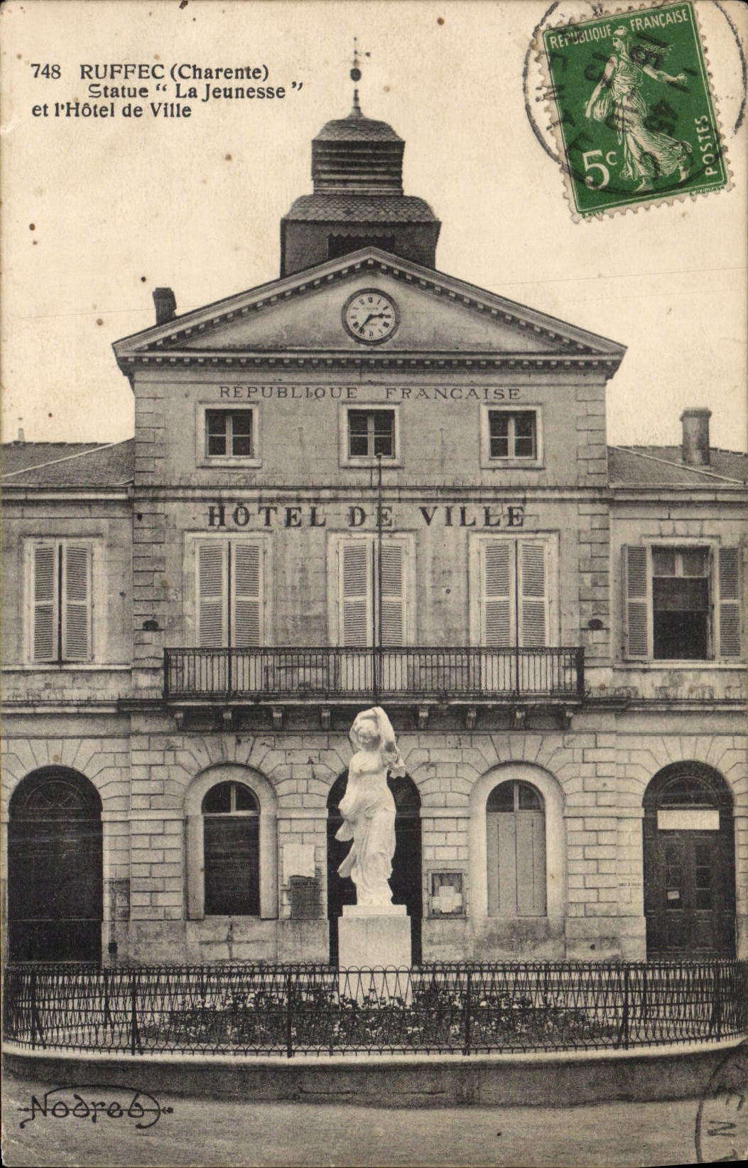 CPA Ruffec Charente Statue La Jeunesse et l'Hotel de Ville