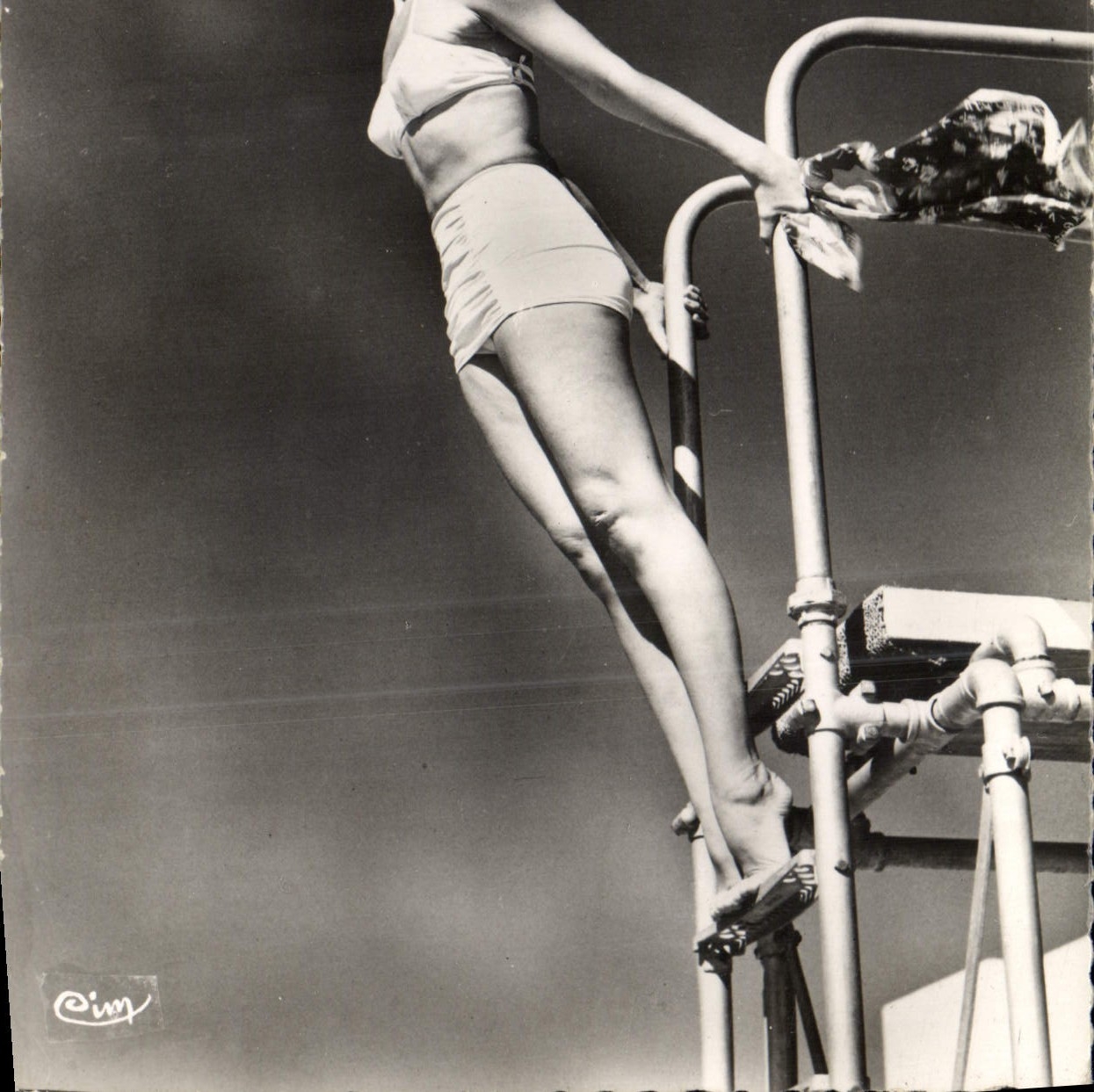 CPA Les Joies de l'Ete Femme Pin Up