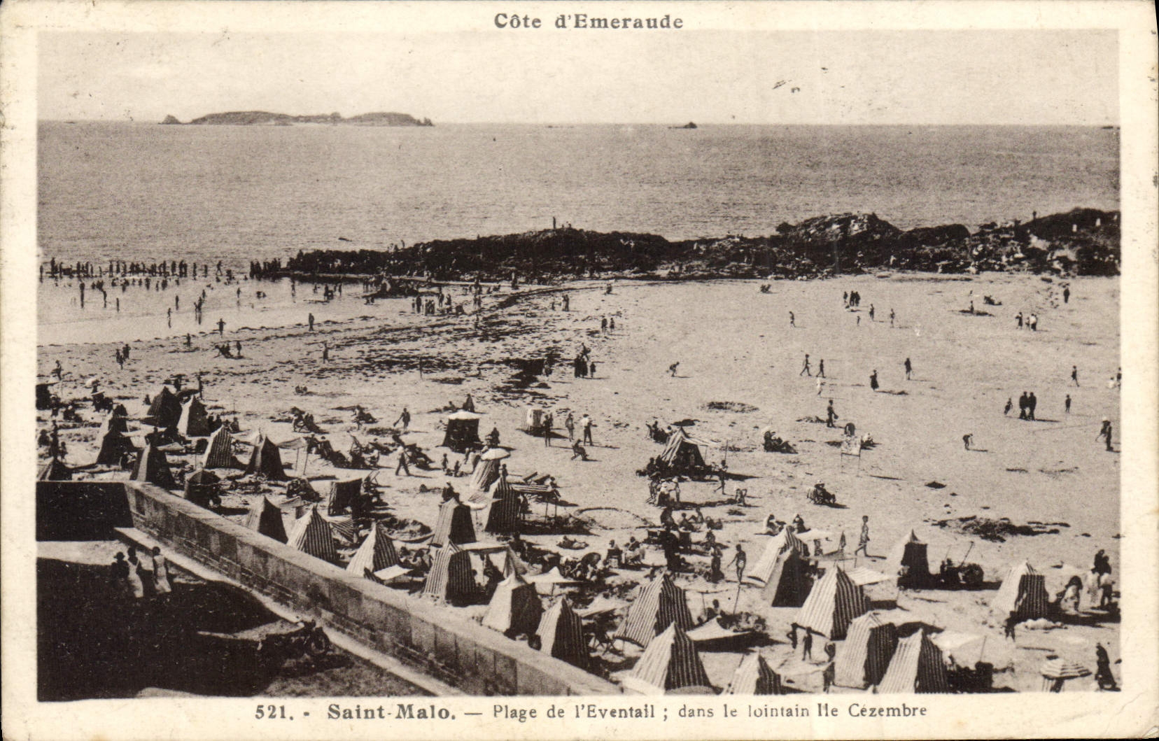 CPA Cote d'Emeraude Saint Malo Plage de l'Eventail dans le lointain Ile Cezembre