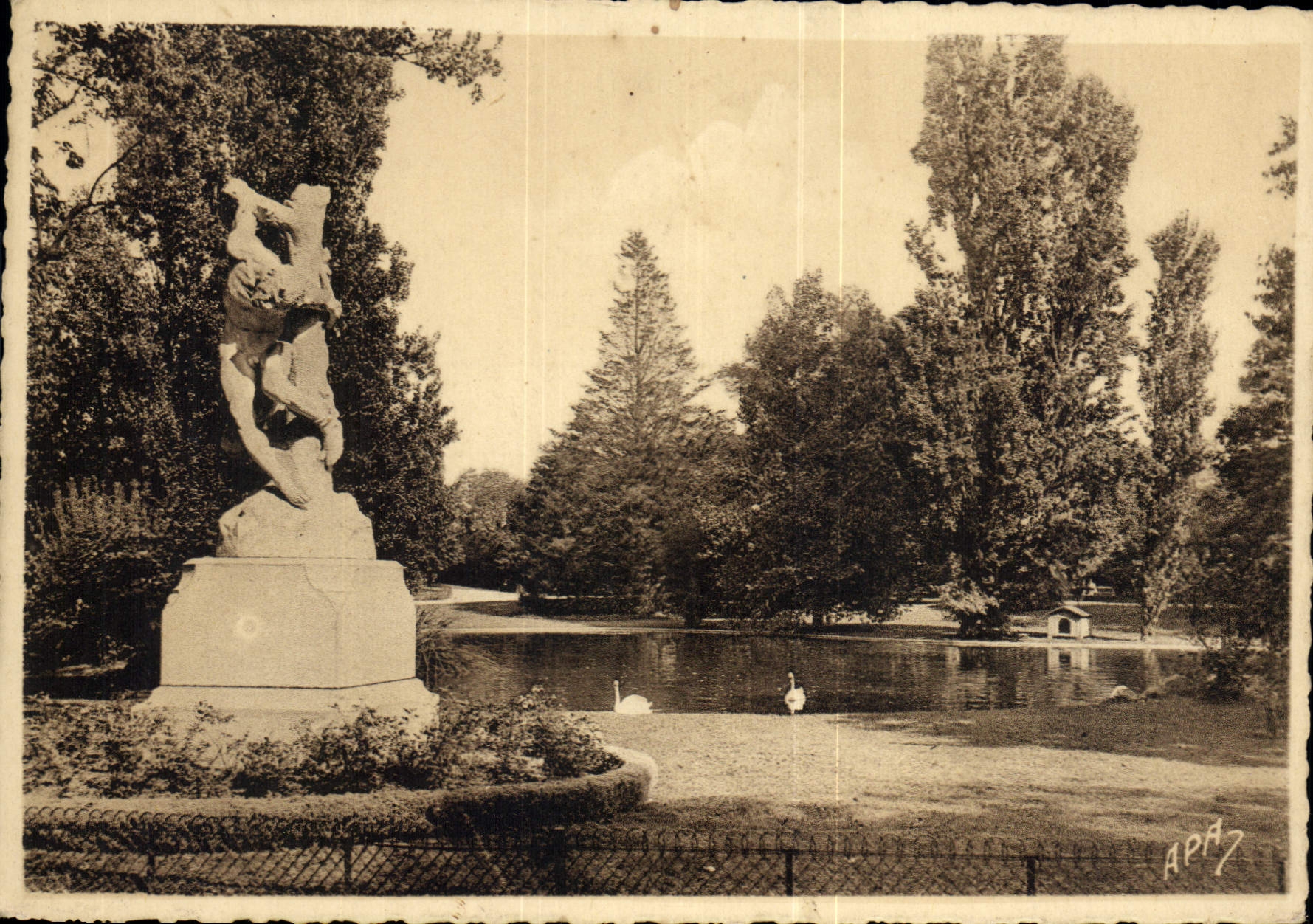 CPA Montpellier Un coin du Jardin de l'Esplanade 