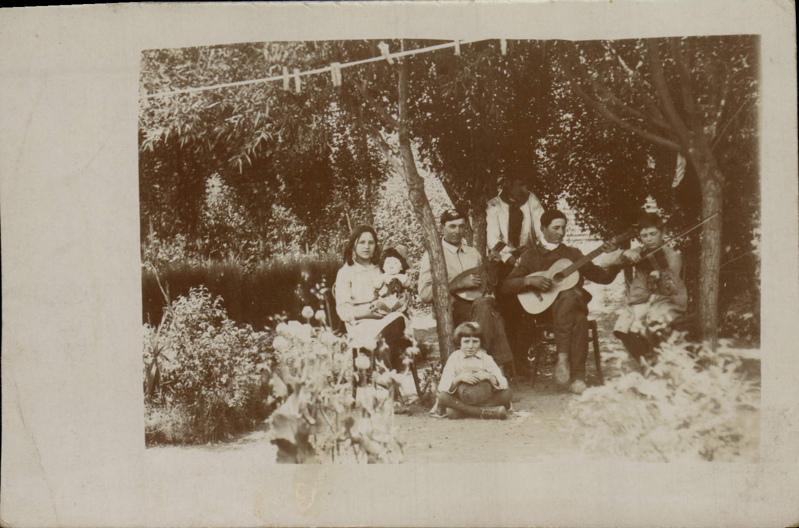CARTE PHOTO Famille Guitare