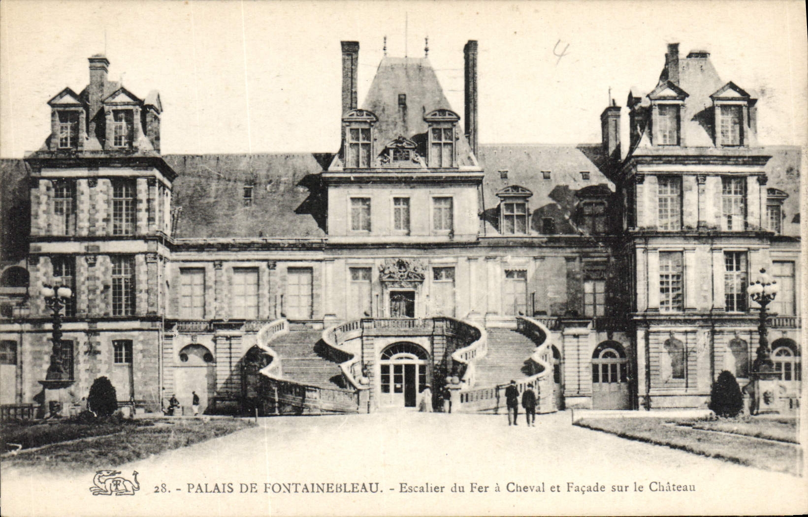 CPA Palais de Fontainebleau Escalier du Fer a Cheval et Facade sur le Chateau 