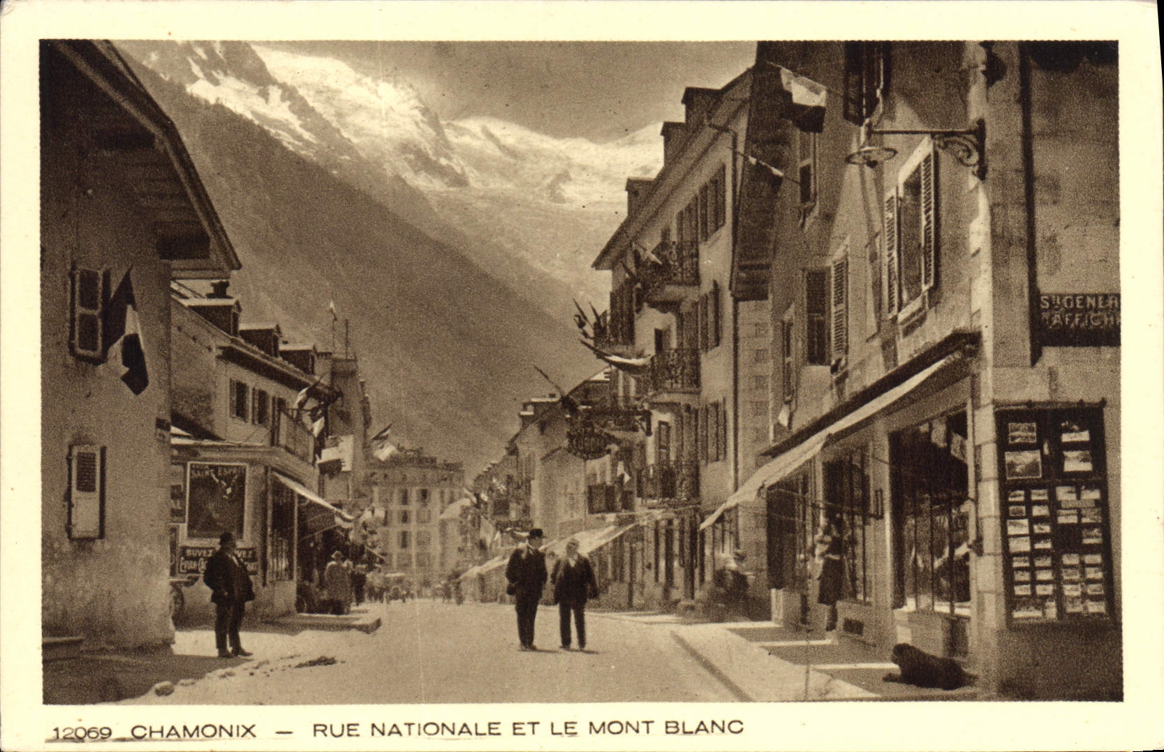 CPA Chamonix Rue Nationale et le mont Blanc 
