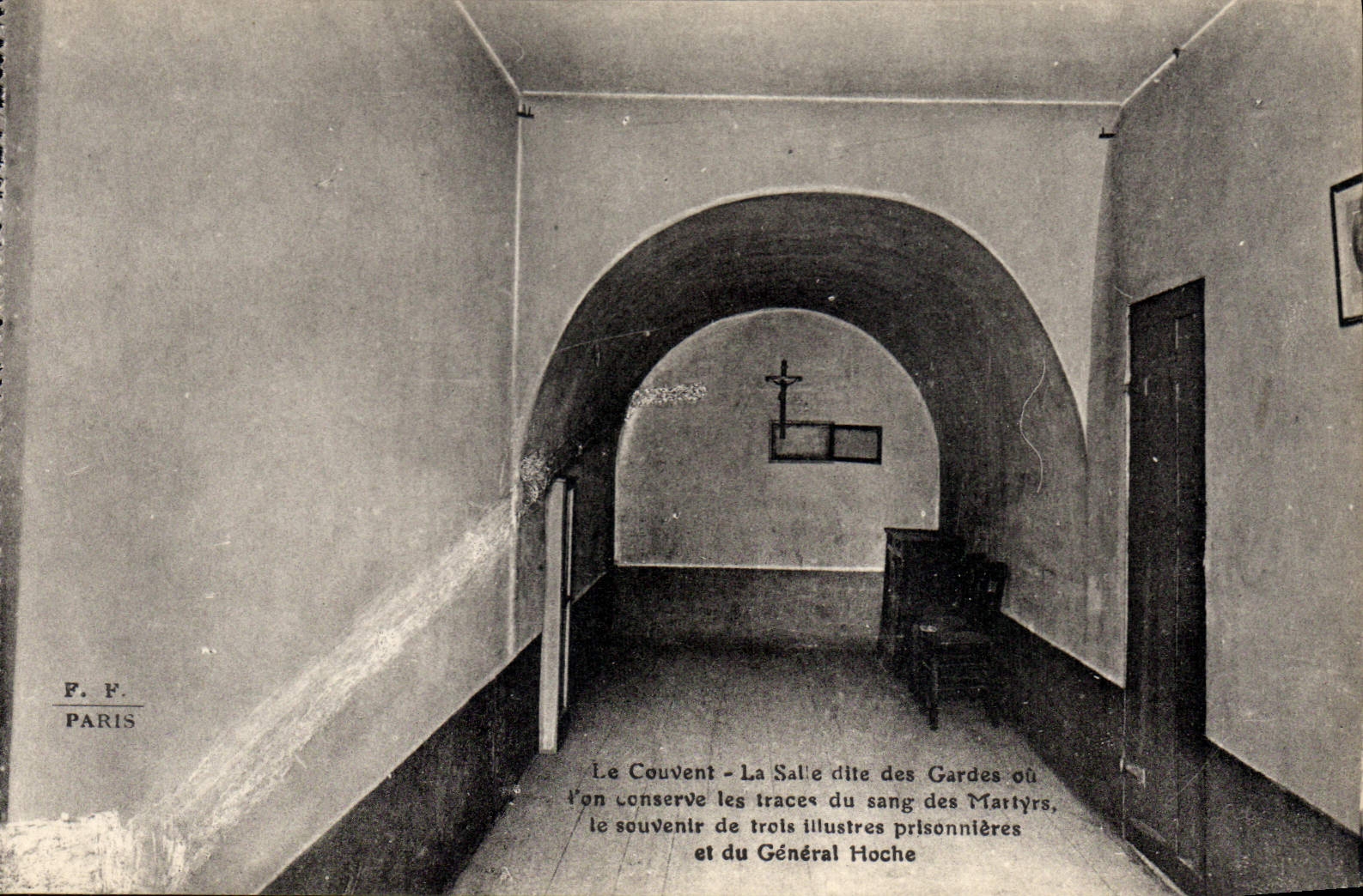 CPA Le Couvent la Salle dite des Gardes ou von conserve les traces du sang des Martyrs 
