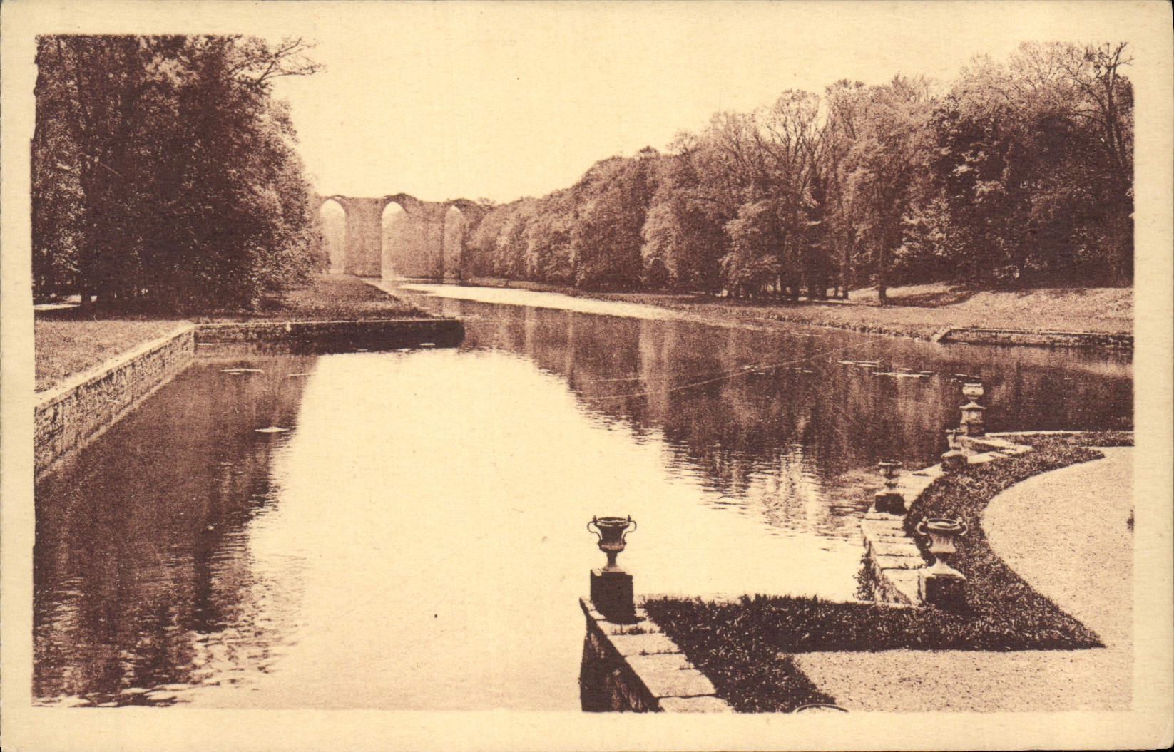 CPA Maintenon Chateau de Maintenon la piece d'eau et L'Aqueduc 