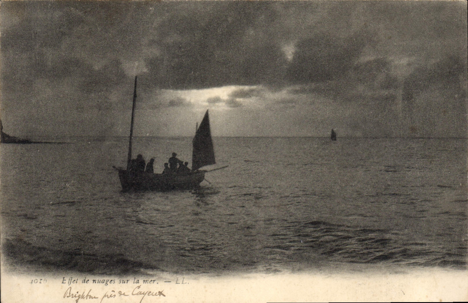 CPA Effet de Nuages sur la Mer Bateau