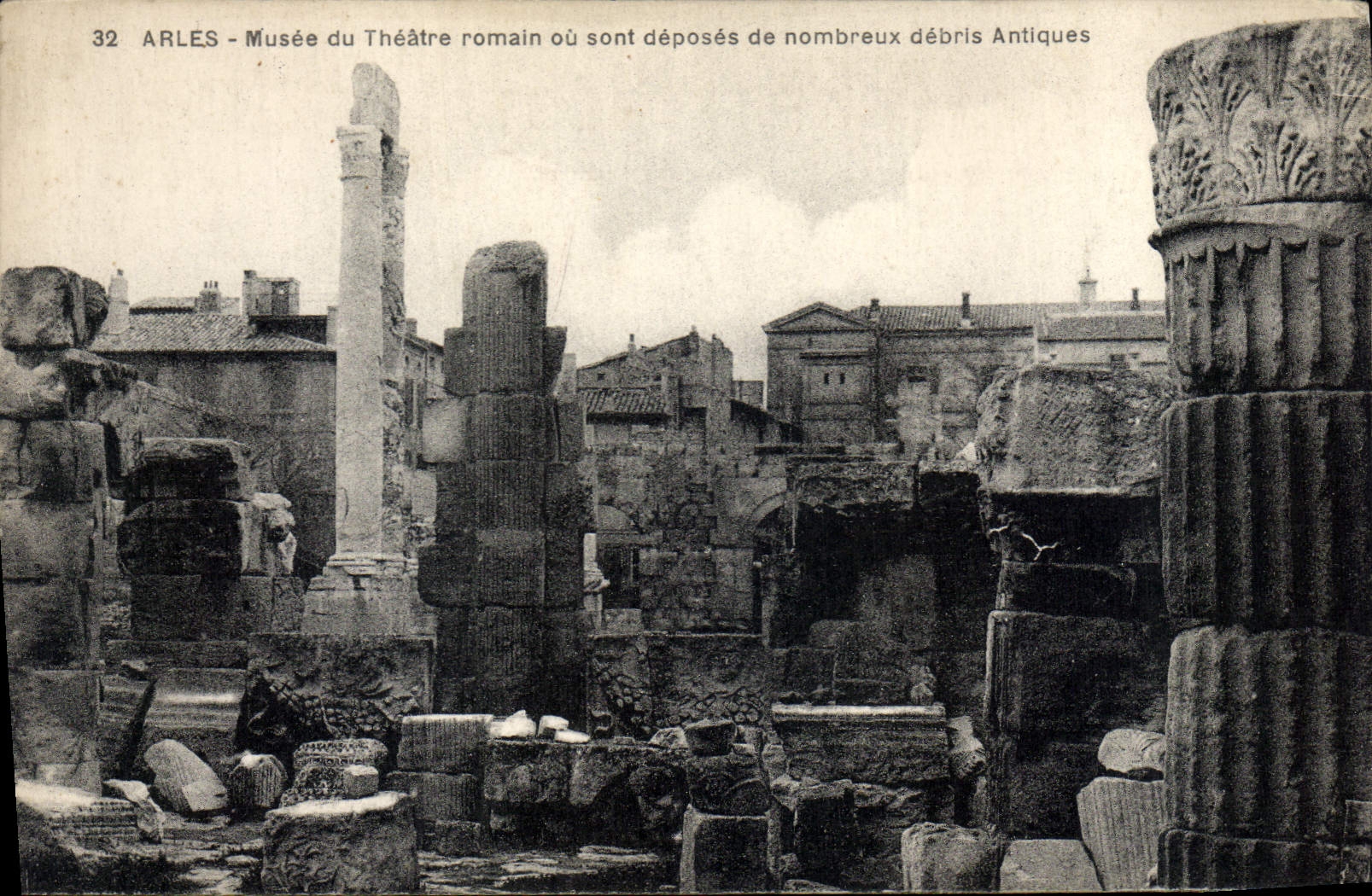 CPA Arles Musee du Theatre romain ou sont deposes de nombreux debris Antiques 