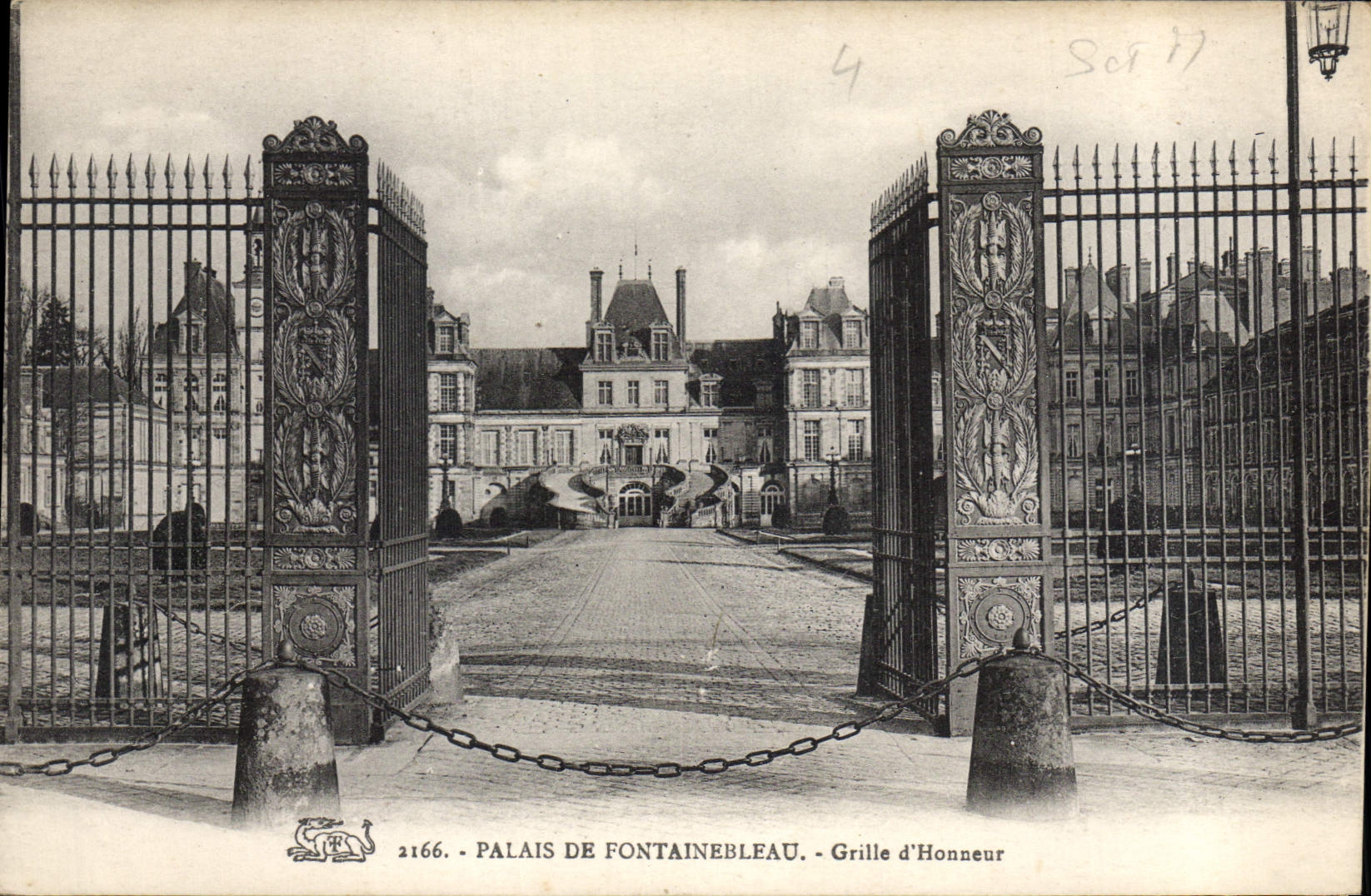 CPA Palais de Fontainebleau Grille d'Honneur