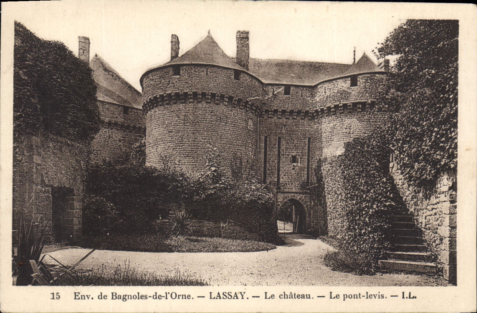 CPA Env de Bagnoles de l'Orne Lassay Le Chateau Le Pont Levis 