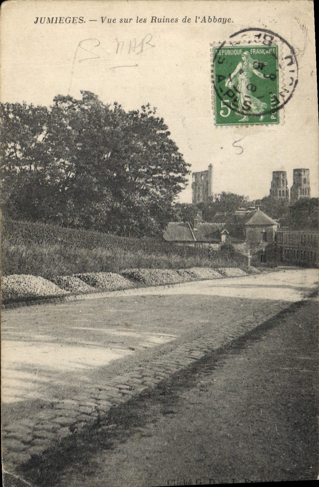 CPA Jumieges vue sur les ruines de l'Abbaye