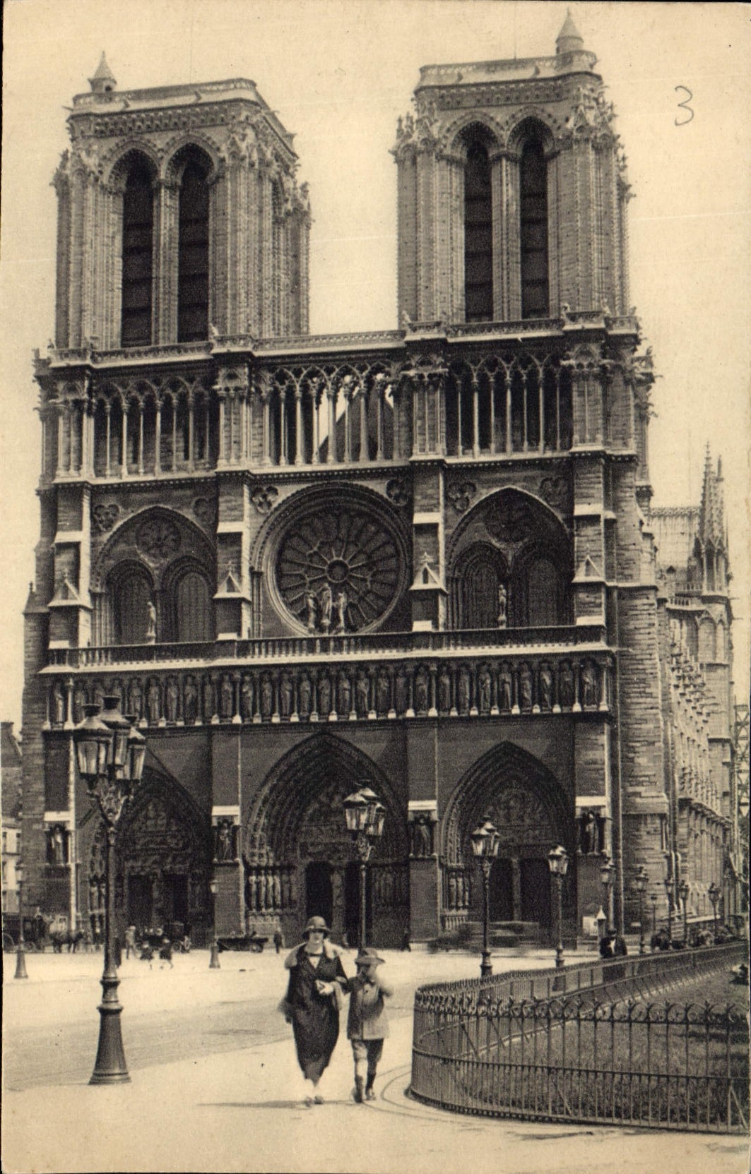 CPA Paris Le Portail de Notre Dame Vue prise avee objectif Som Berthiot