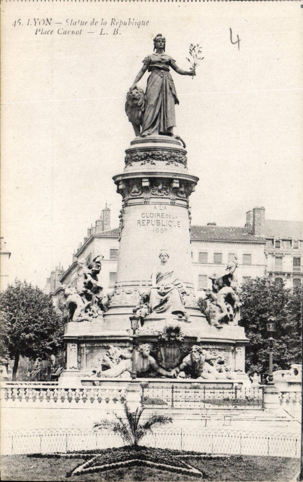 CPA Lyon Statue de la Republique Place Carnot