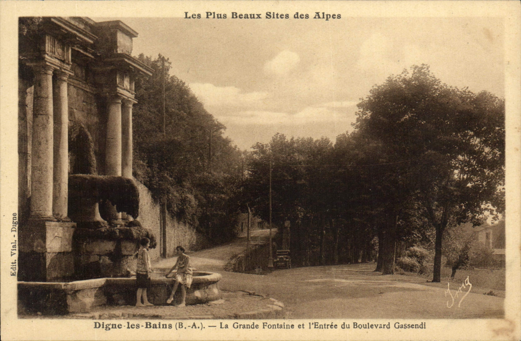 CPA Digne les Bains BA La Grande Fontaine et l'Entree du Boulevard Gassendi