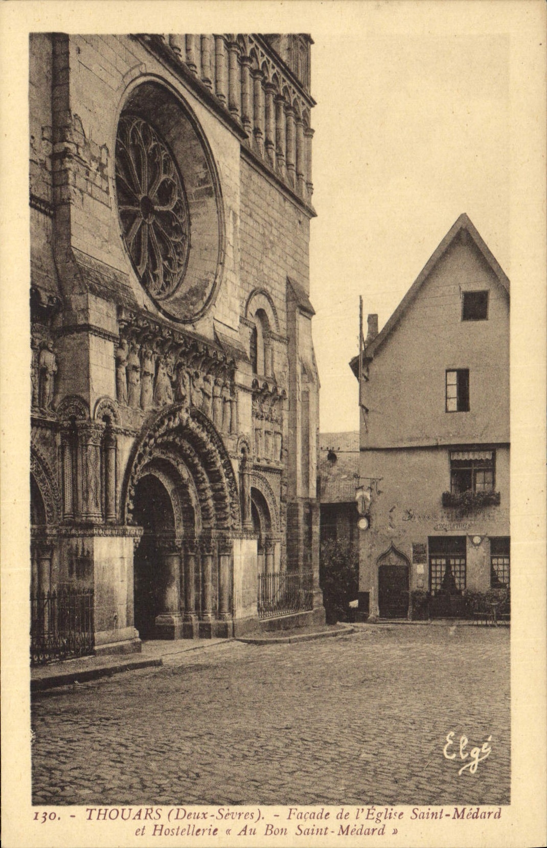 CPA Thouars Deux Sevres Facade de l'Eglise Saint Medard et Hostellerie Au Bon Saint Medard