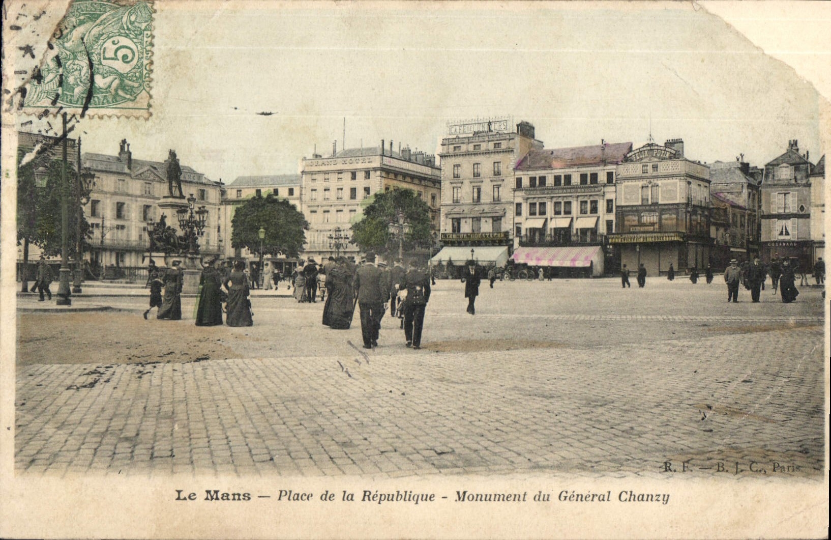 CPA Le Mans Place de la Republique Monument du General Ganzy 