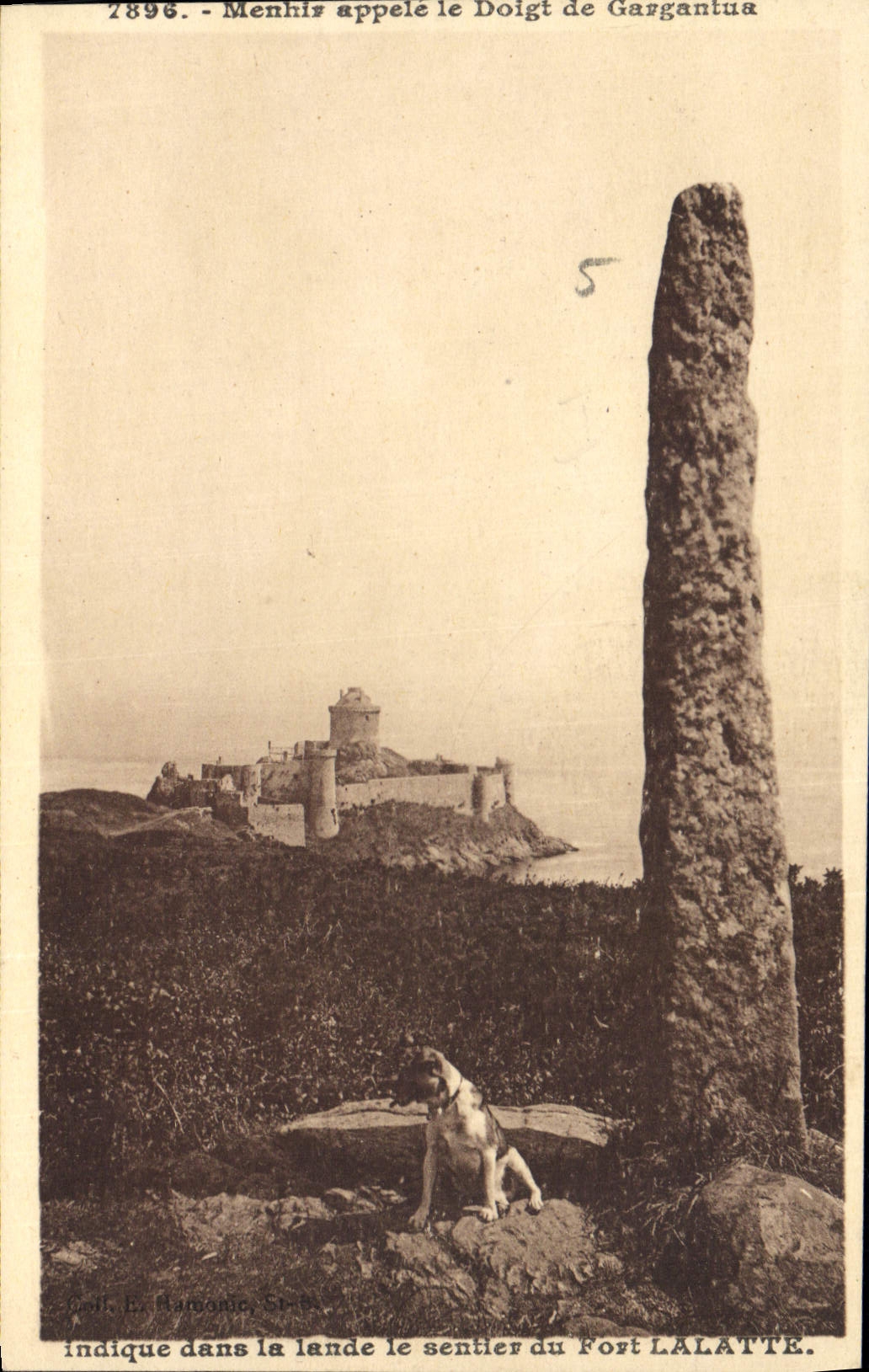 CPA Menhir appele le Doigt de Gargantus indique dans la lande le sentier du Fort Lalatte