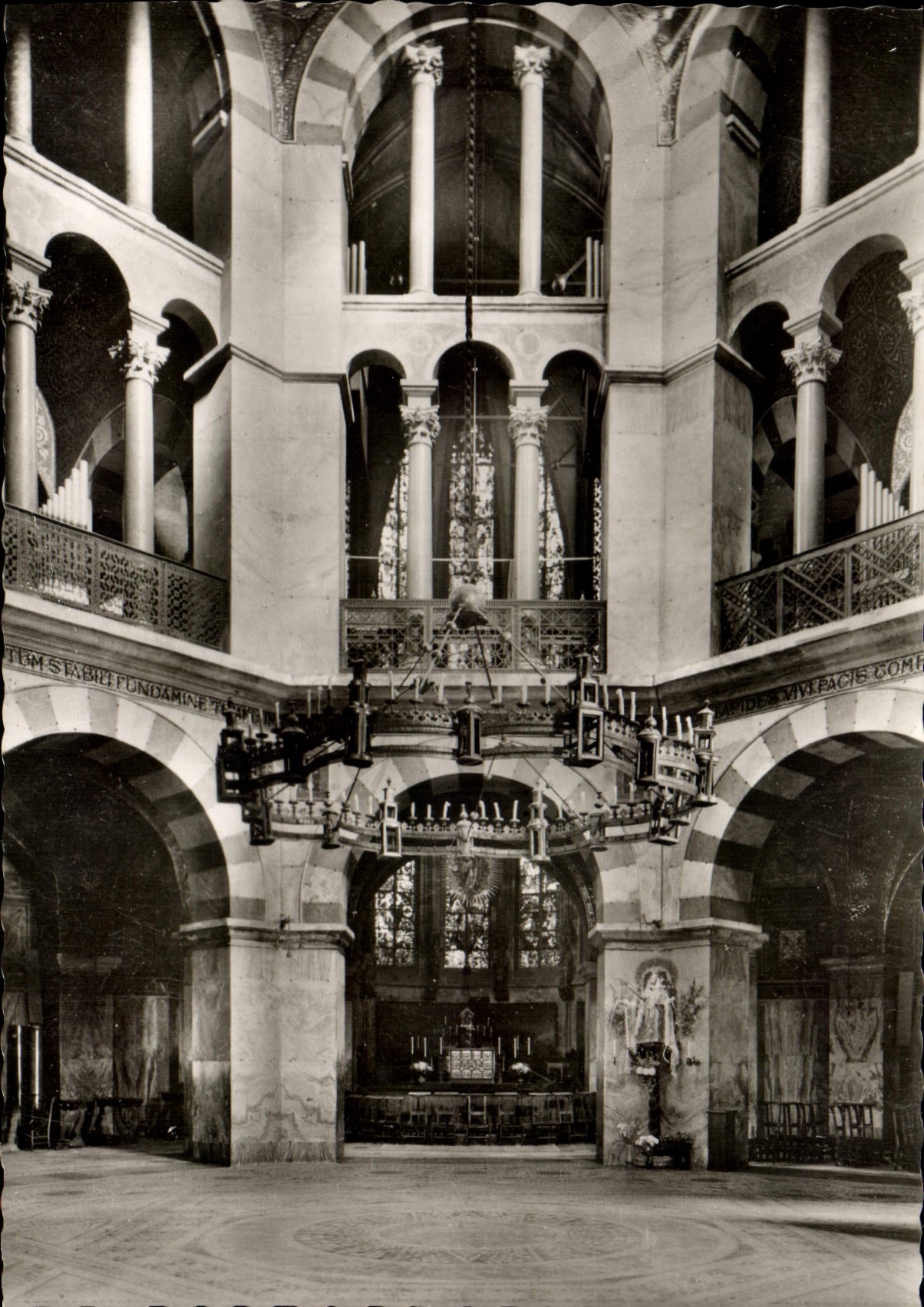 CPA Bad Aachen Dom Octagon mit Gnadenbild und Kronlouchter