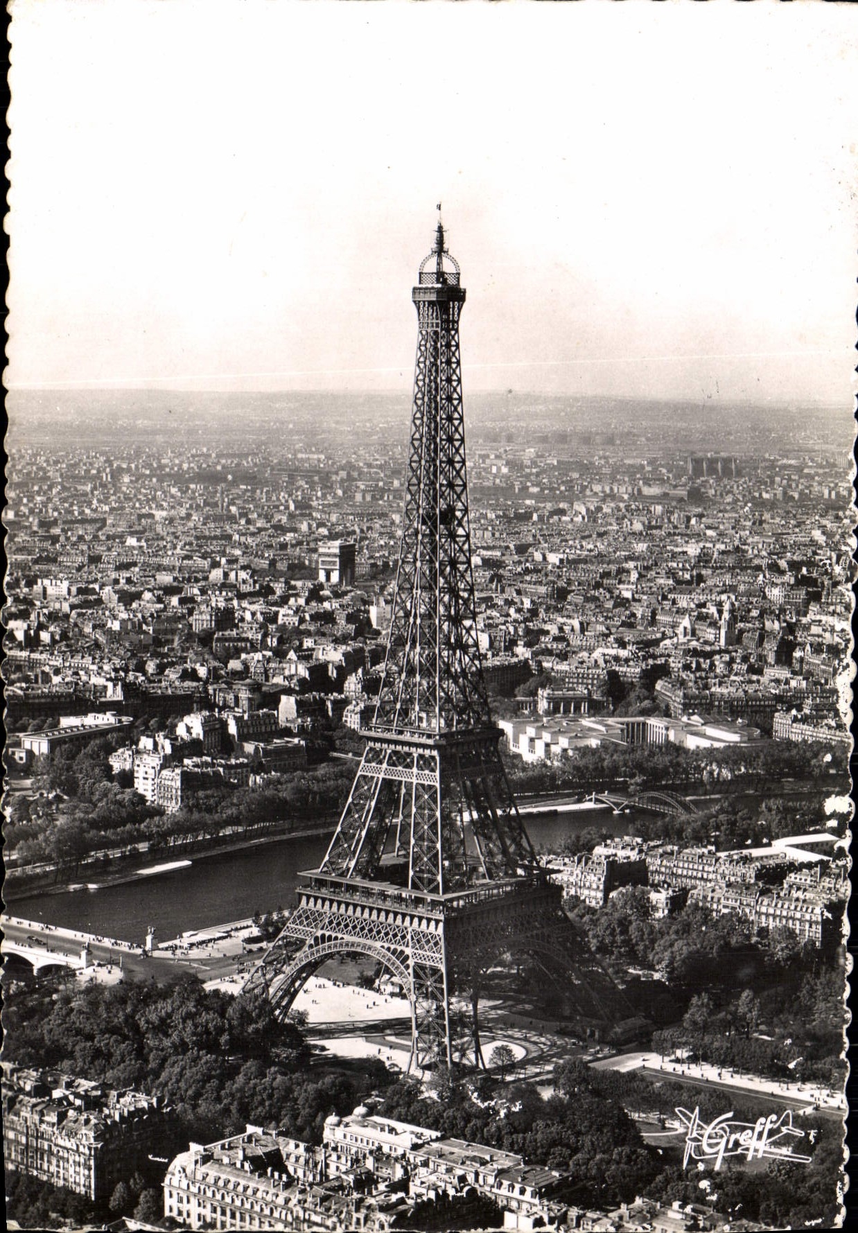 CPA Paris Vue aerienne de la Tour Eiffel la Seine et l'Arc de Triomphe de l'Etoile