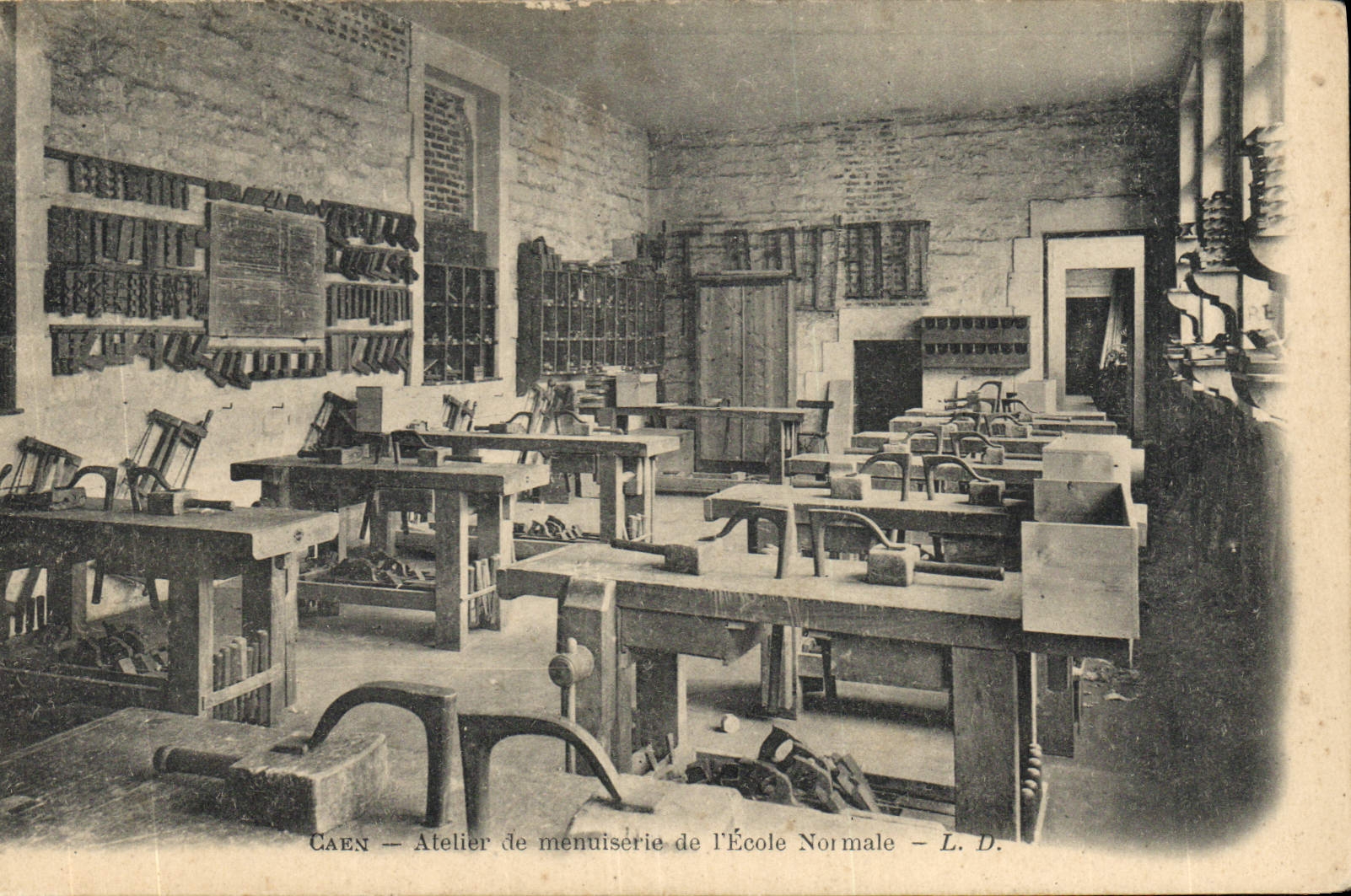 CPA Caen Atelier de menuiserie de l'Ecole Not male 