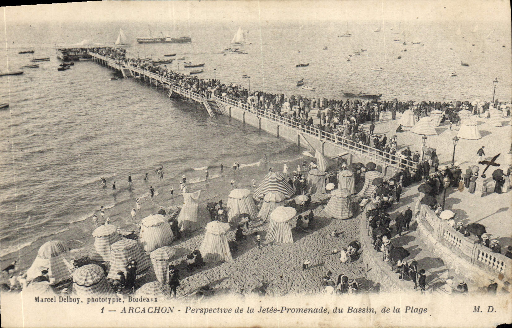 CPA Arcachon Perspective de la Jetee Promenade du Bassn de la Plage 