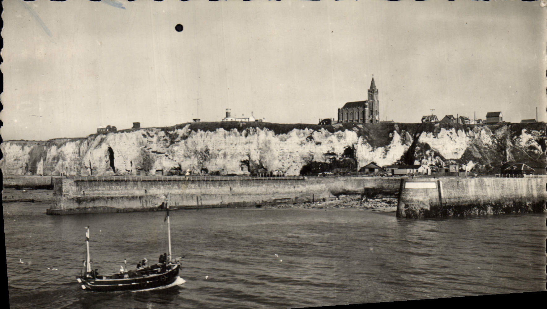 CPA Dieppe Sene Interieure Le chenal Chapelle N Dame de Bons Secours 