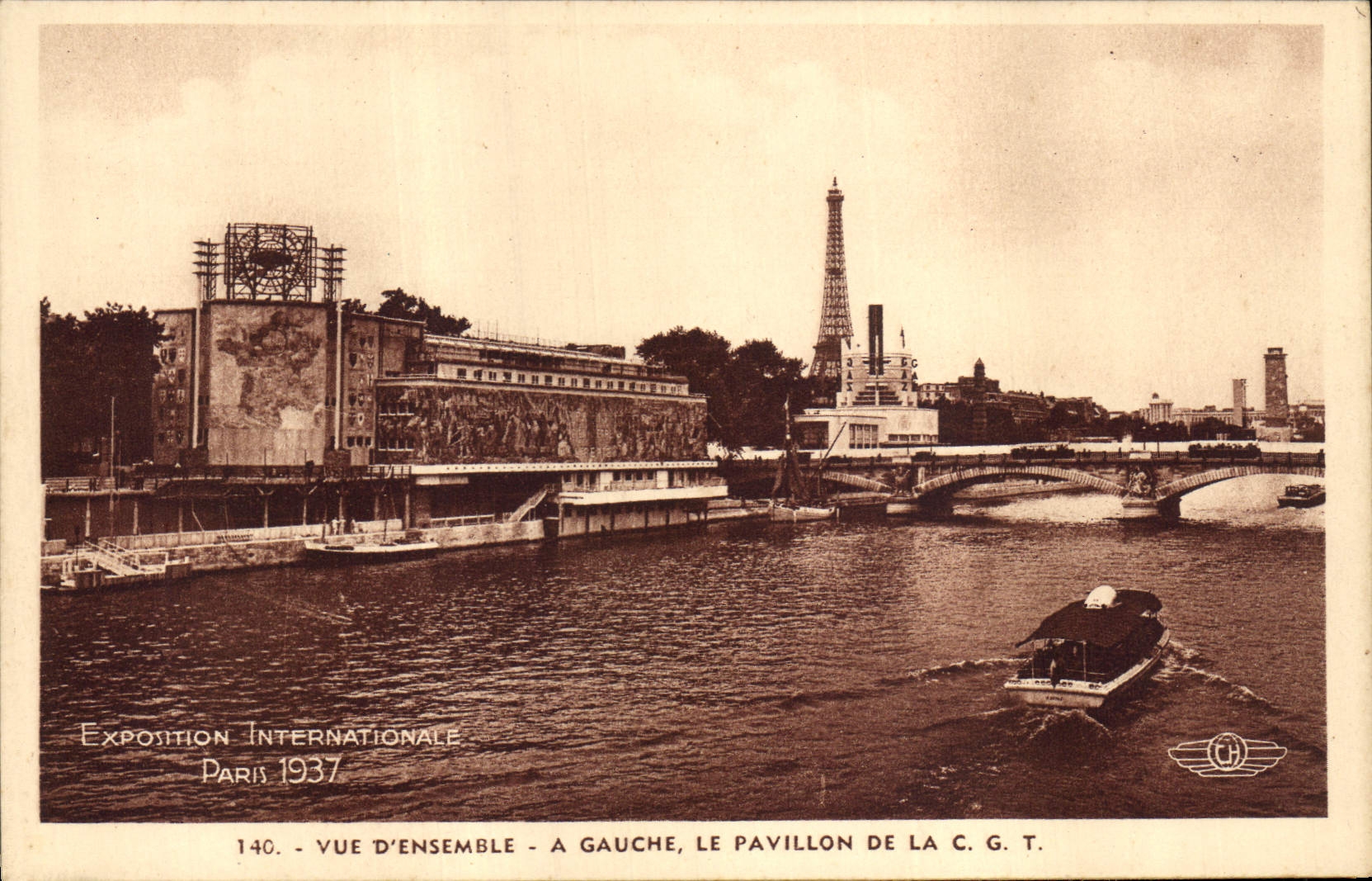 CPA Exposition Internationale Paris 1937 Vue d'ensemble A Gauche le Pavillon de la CGT Tour Eiffel