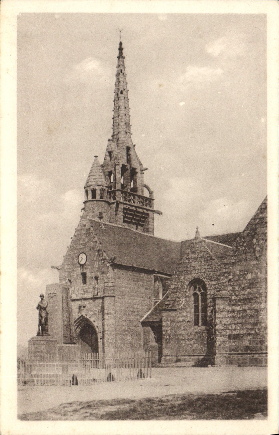 CPA Ploumilliau C du N Le Clocher et le Monument aux Morts