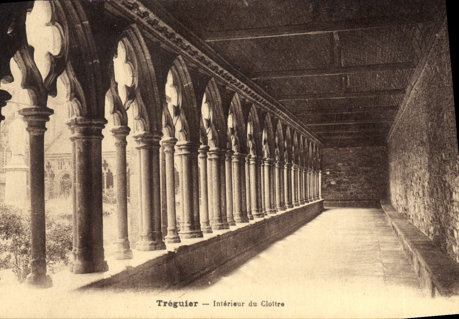 CPA Treguier Interieur du Cloitre 
