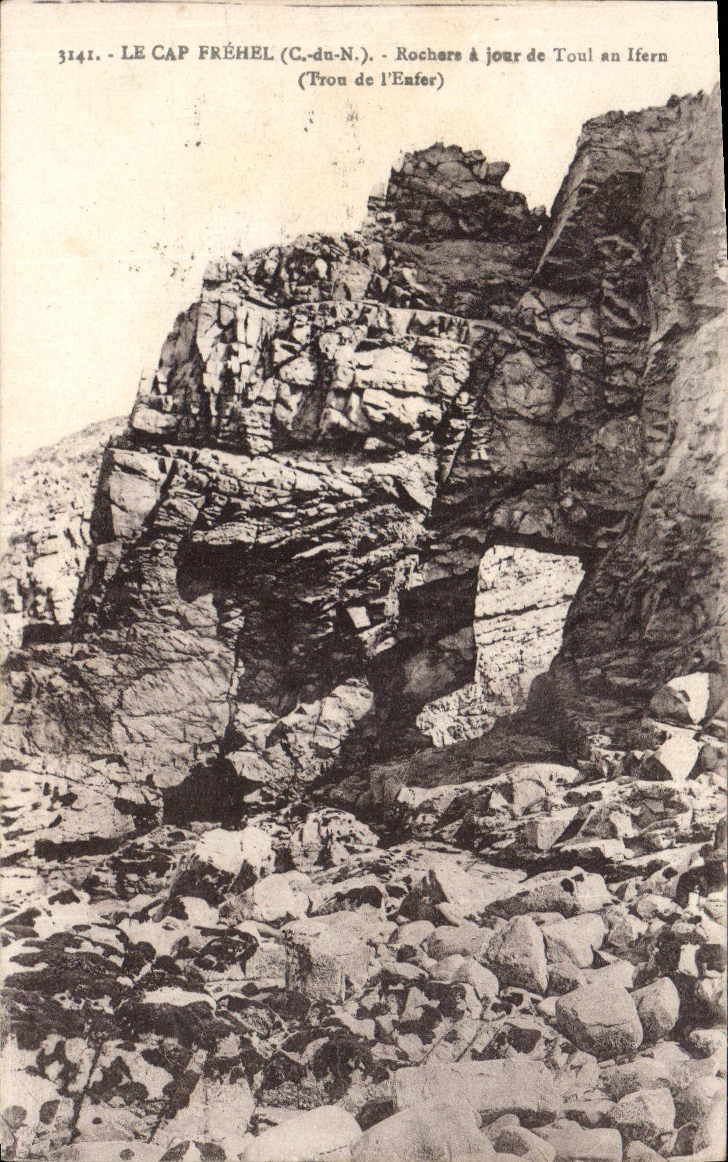 CPA Le Cap Frehel C du N Rochers a jour de Toul an Ifern Frou de l'Enfer