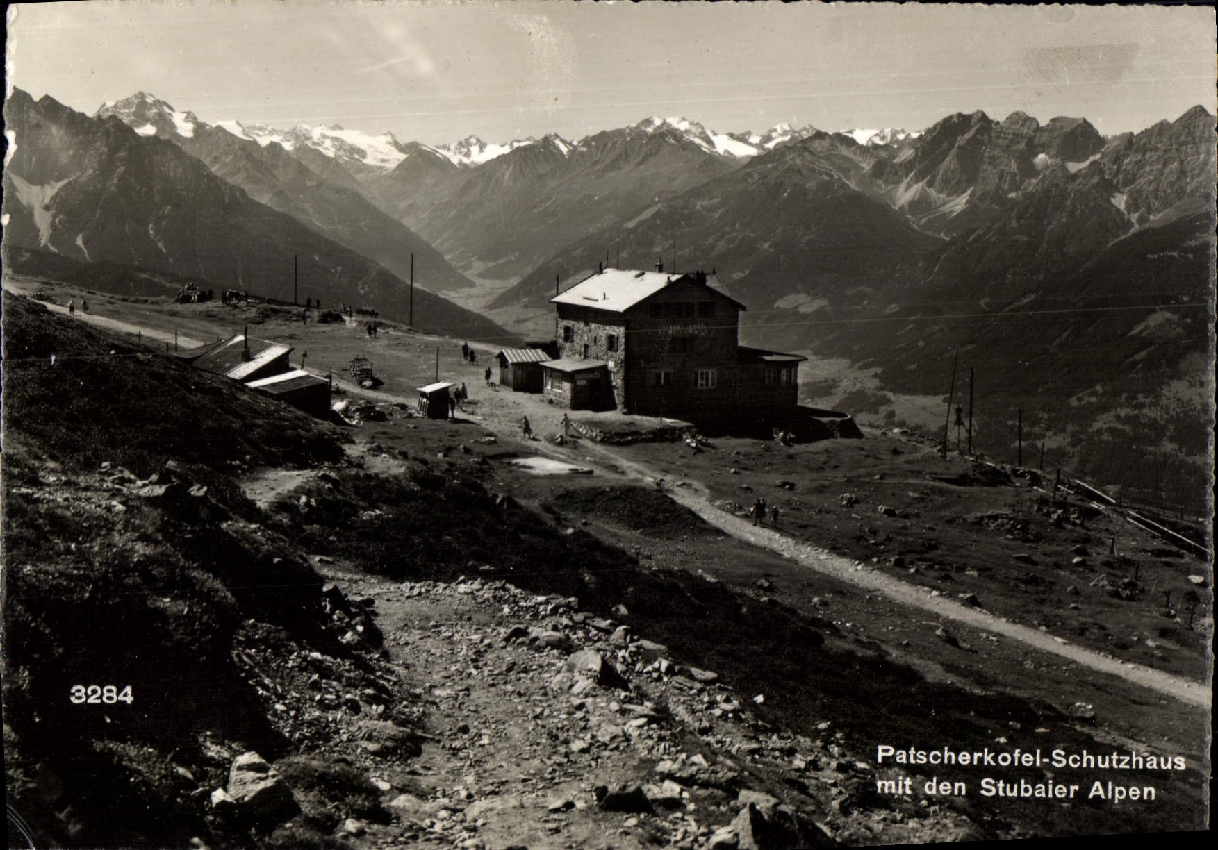 CPM Patscherkofel Schutzhaus mit den Stubaier Alpen 