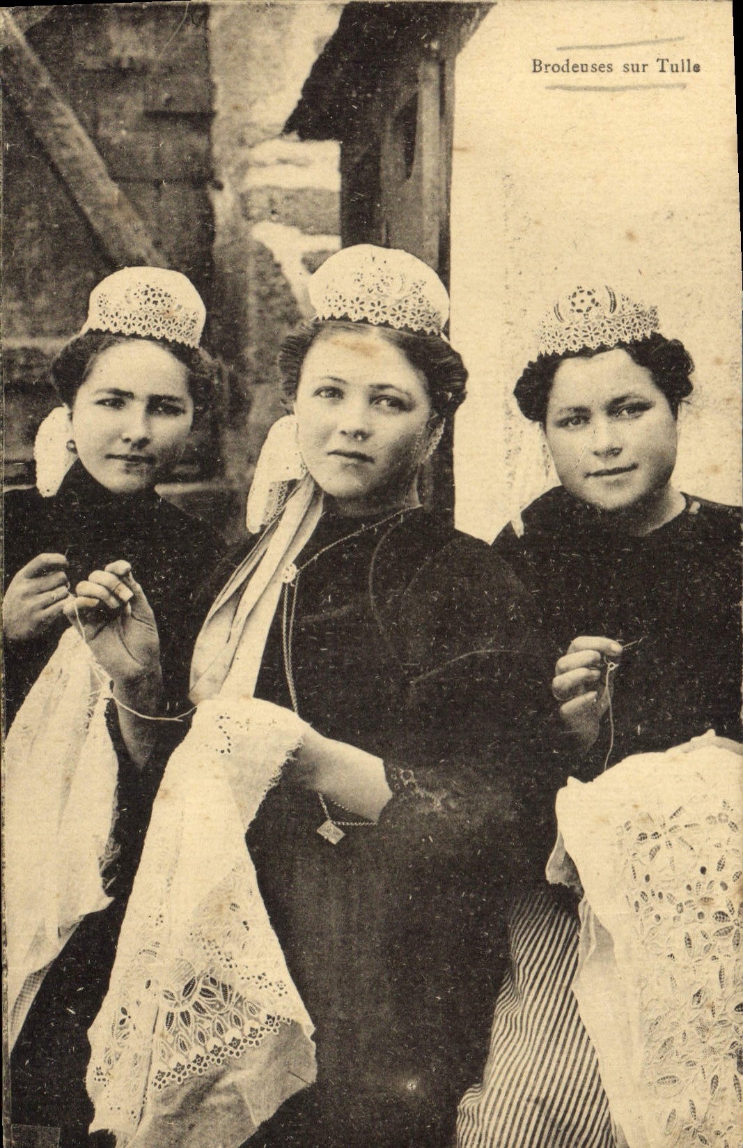 CPA Folklore Brodeuses sur Tulle 