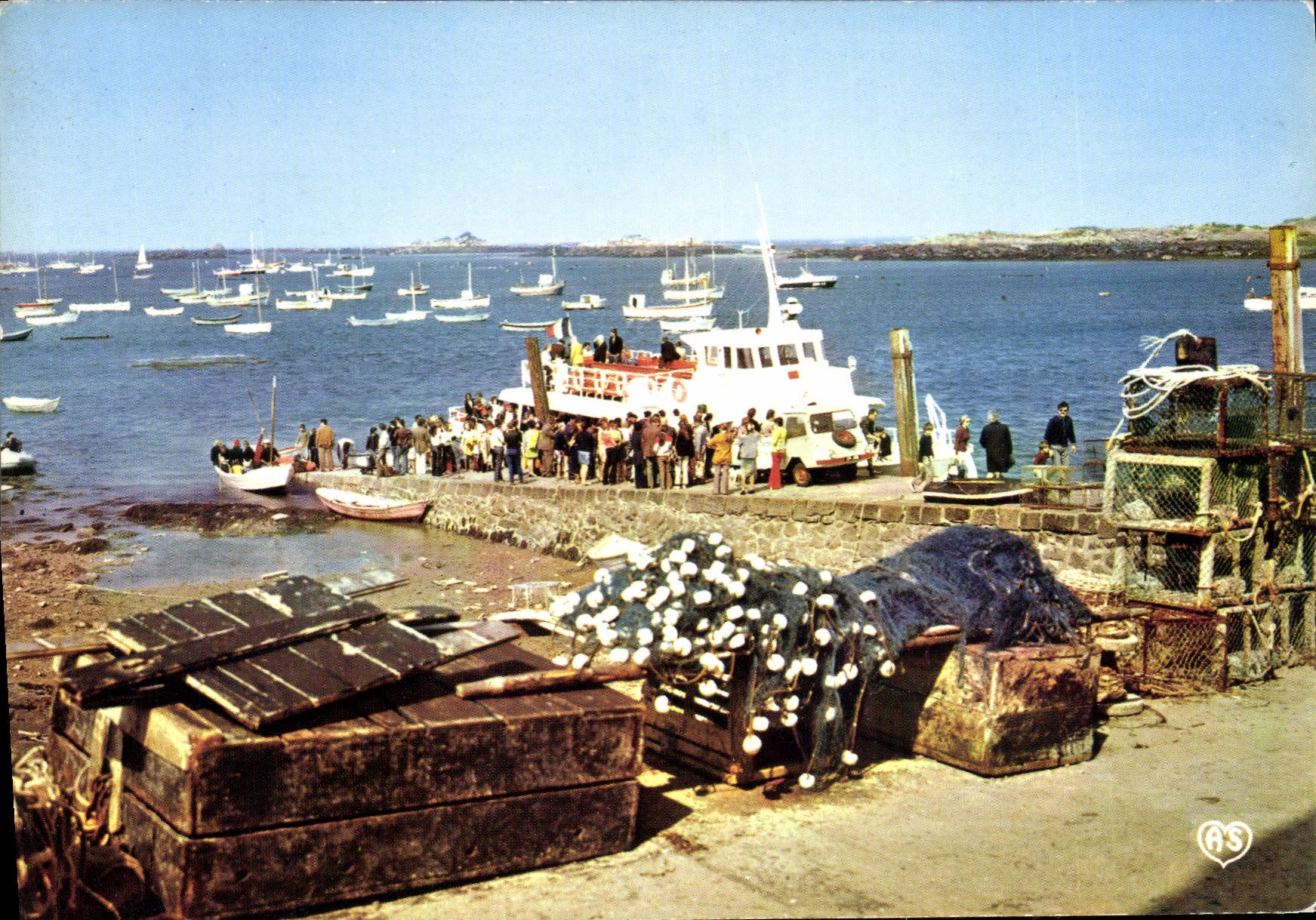 CPM Iles Chausey Manche La cale de debarquement et la Belle Malouine Bateau