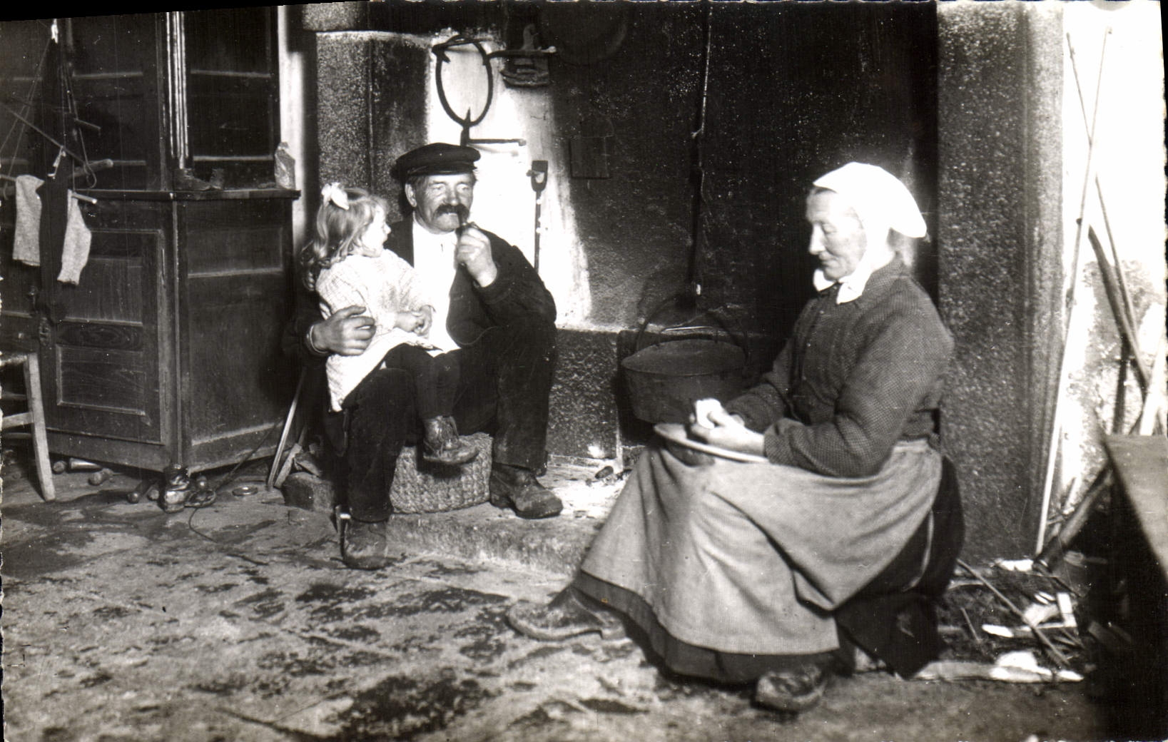 CPA Folklore Oeuvre des Pupilles de Pecole Publique de la Manche Interieurs Rustiques 