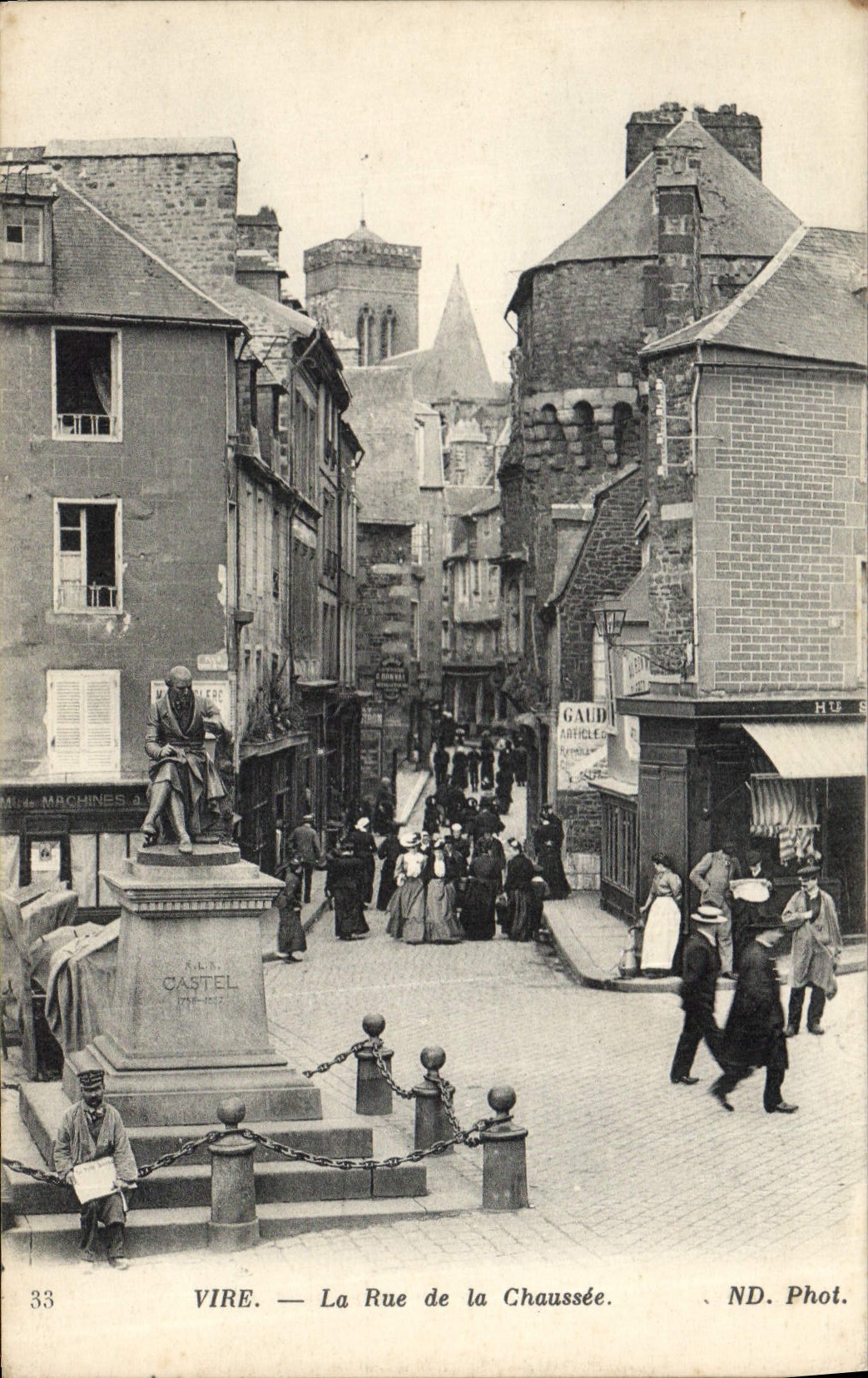 CPA Vire La Rue de la Chaussee 
