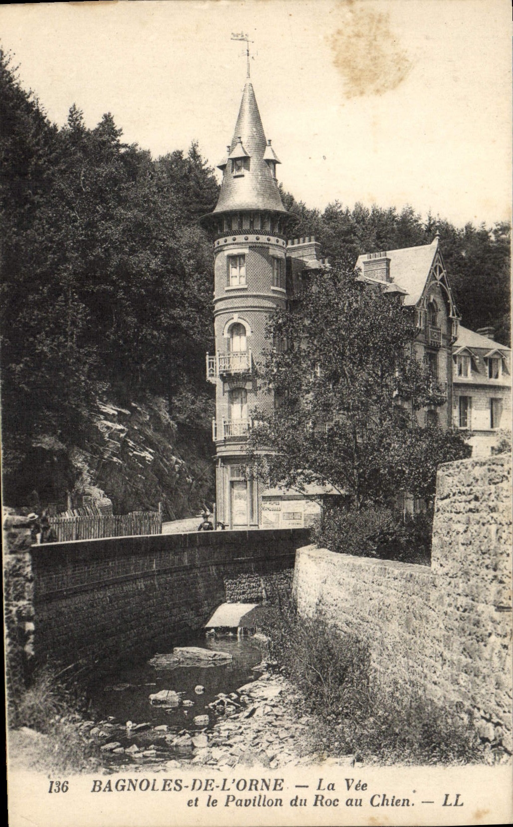 CPA Bagnoles de L'Orne La Vee et le Pavillon du Roc au Chien 