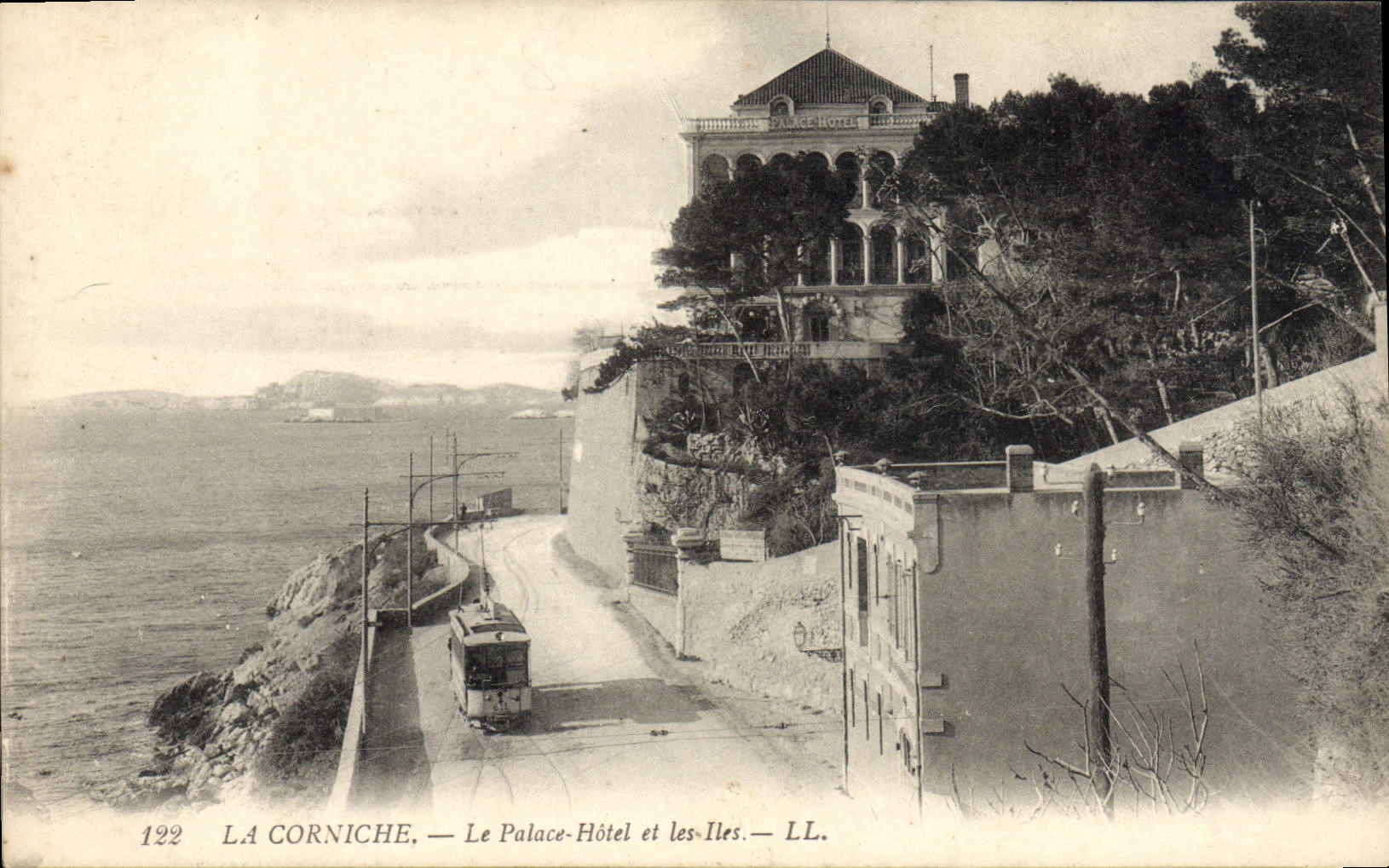 CPA La Corniche Le Palace Hotel et les Iles Marseille Tramway