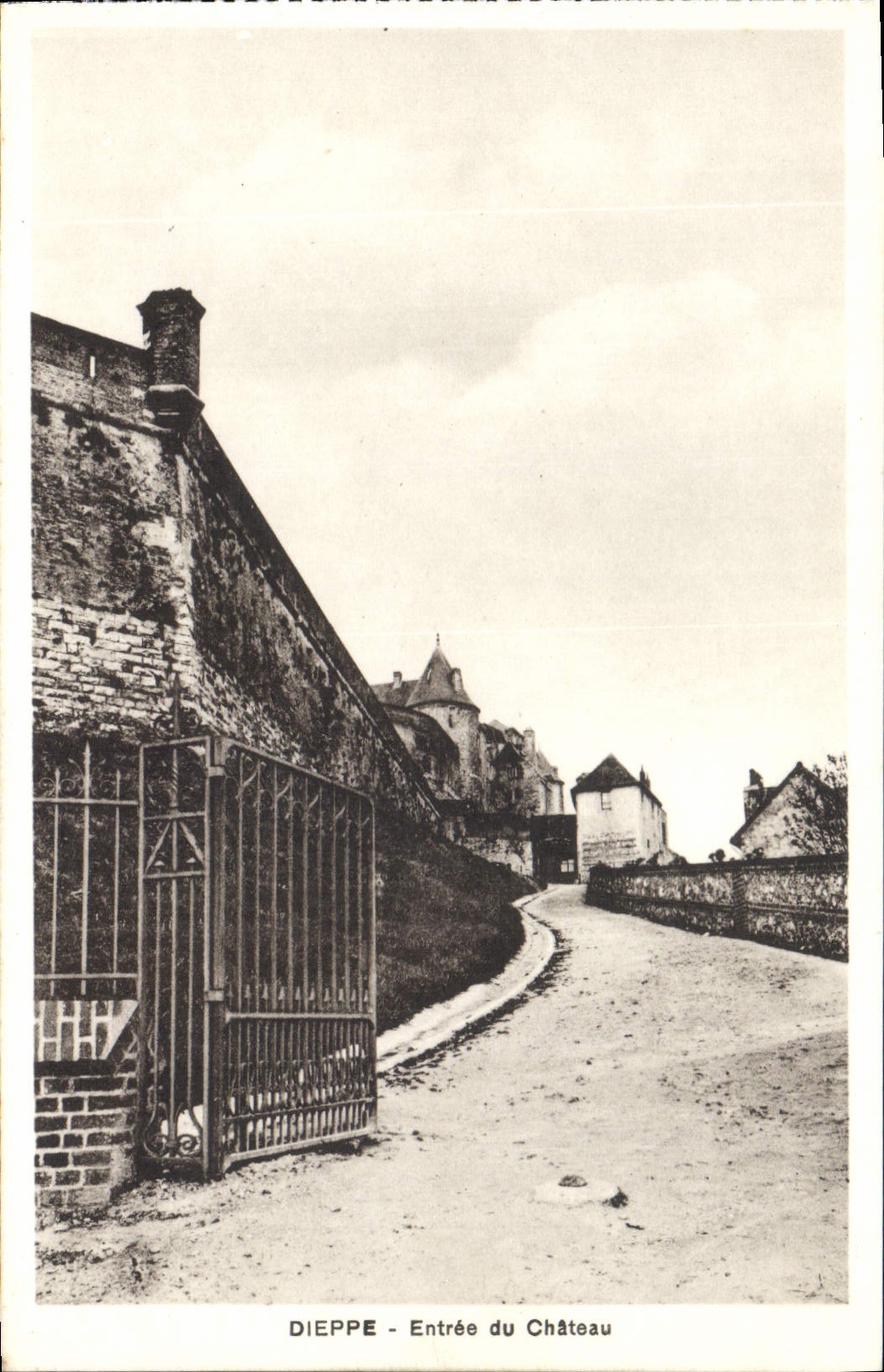 CPA Dieppe Entree du Chateau 