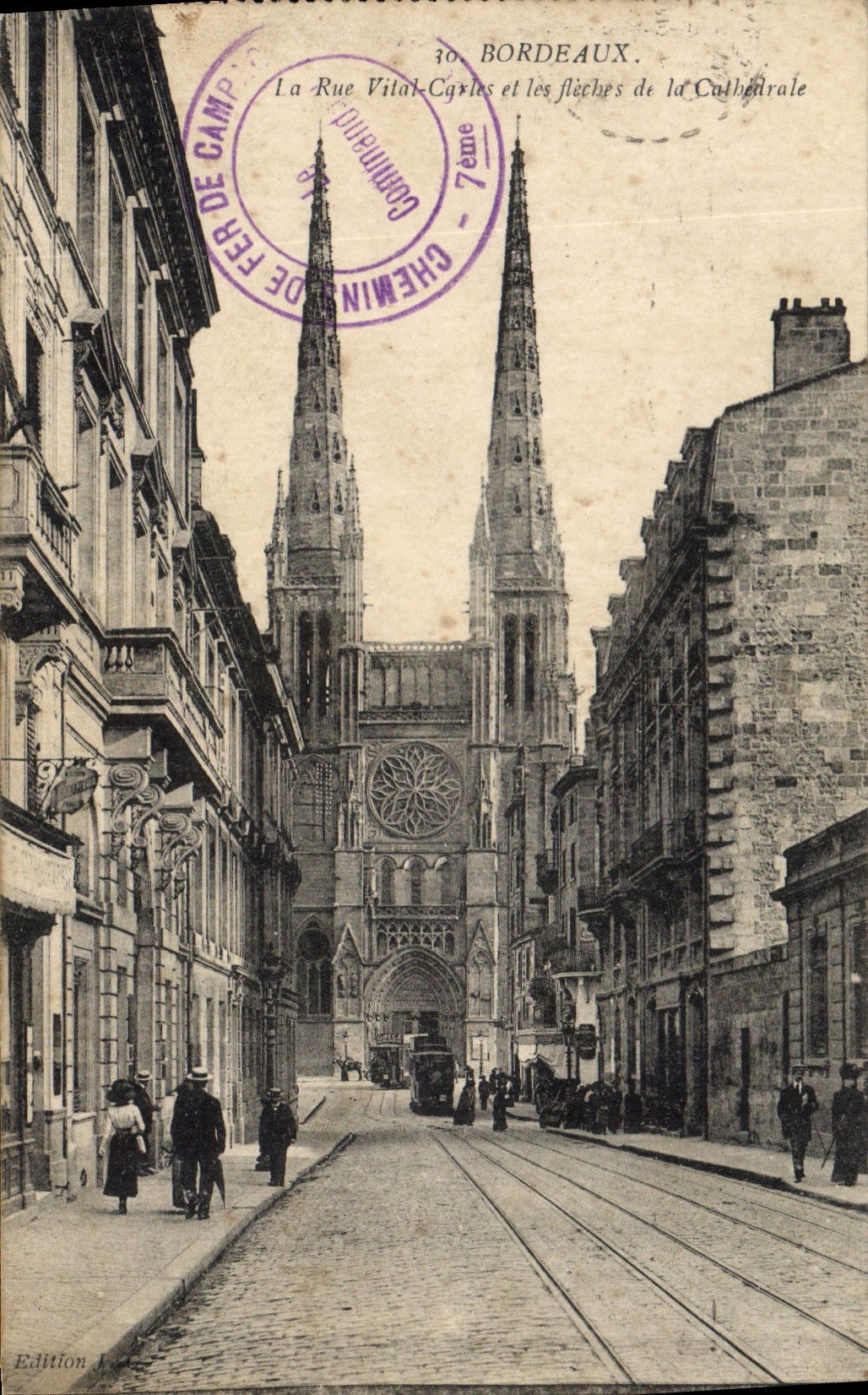 CPA Bordeaux La Rue Vital Cyries et les fleches de la Cathedrale