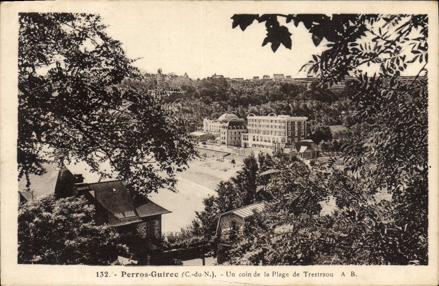 CPA Perros Guirec C du N Un coin de la Plage de Trestraou 