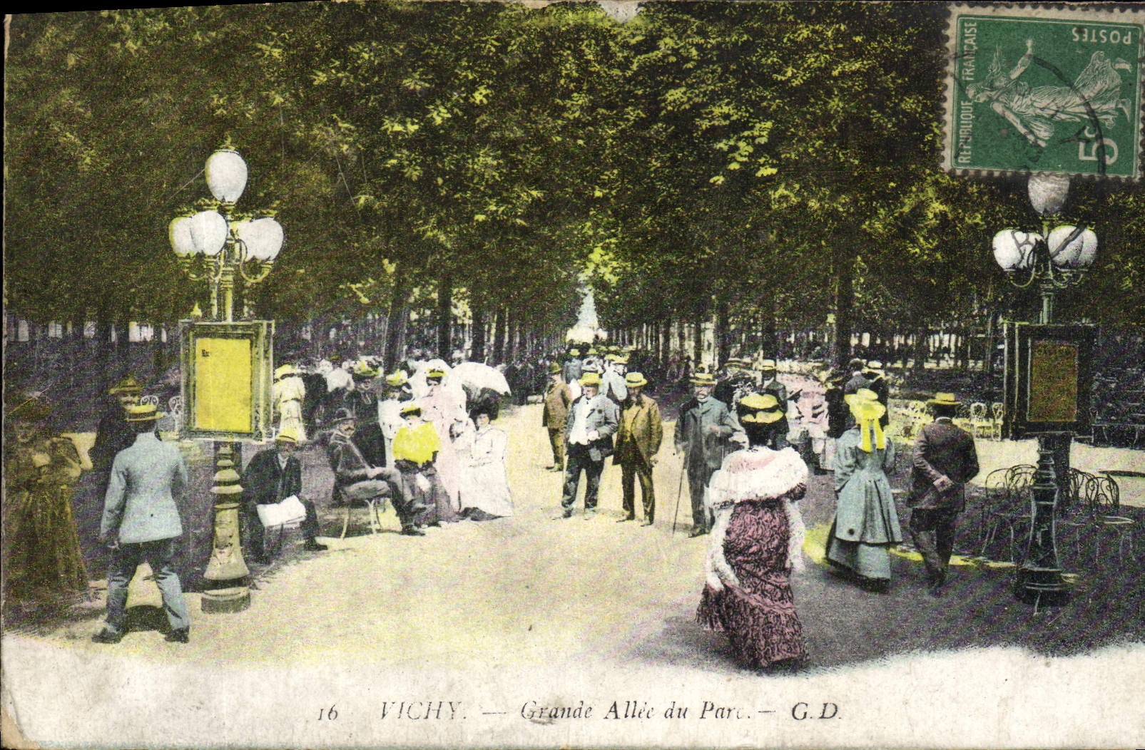 CPA Vichy Grande Allee du Parc 