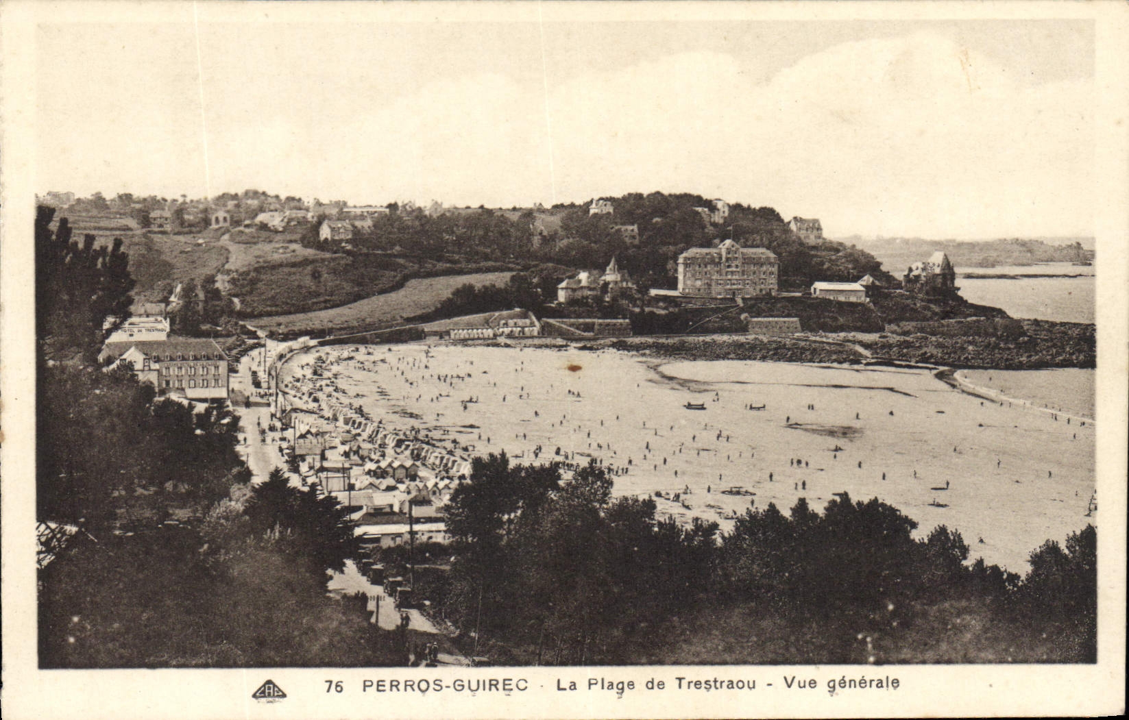 CPA Perros Guirec La Plague de Trestraou Gue generale 