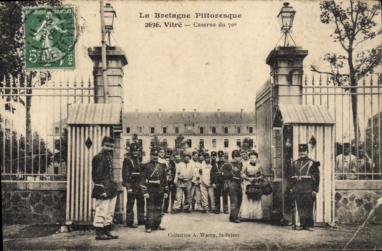 CPA La Bretagne Pittoresque Vitre Casserne du 70 Militaria