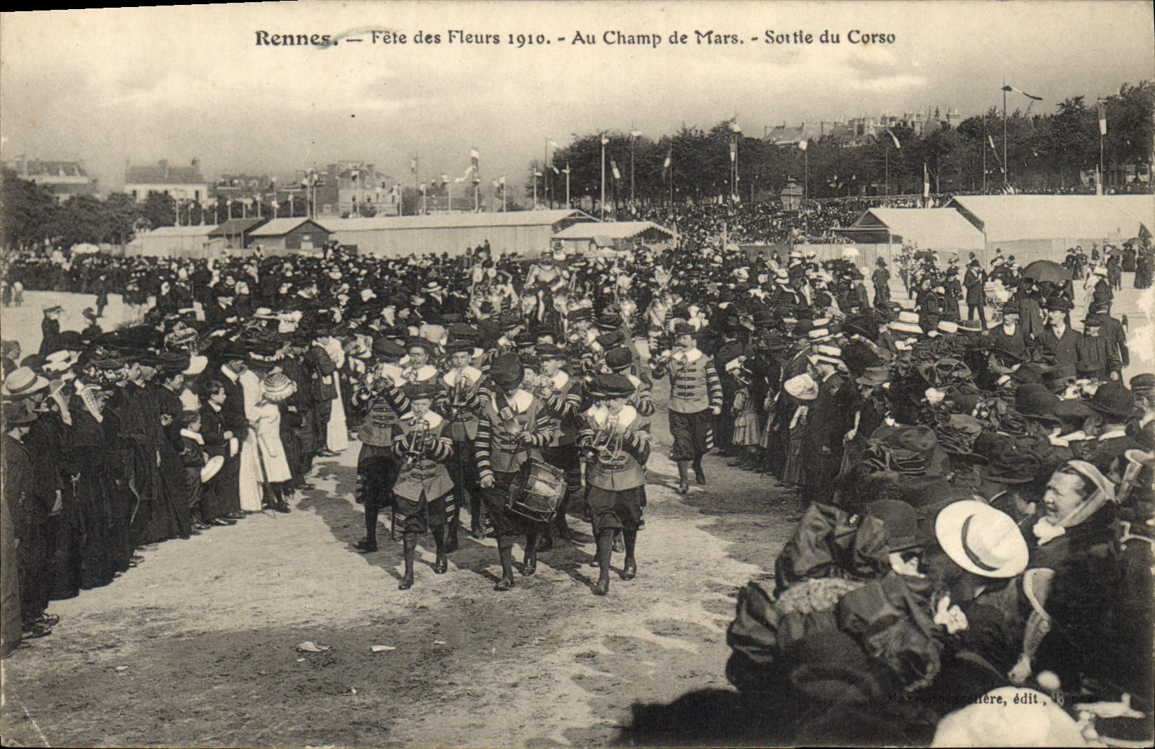 CPA Rennes Fete des Fleurs 1910 Au Champ de Mars Sortie du Corso TOP