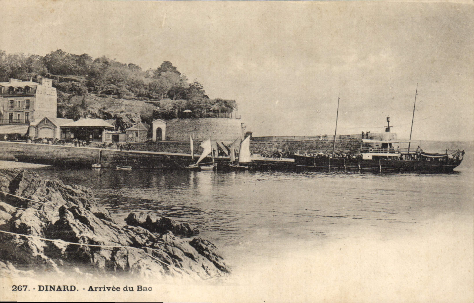 CPA Dinard Arrivee du Bac Bateau