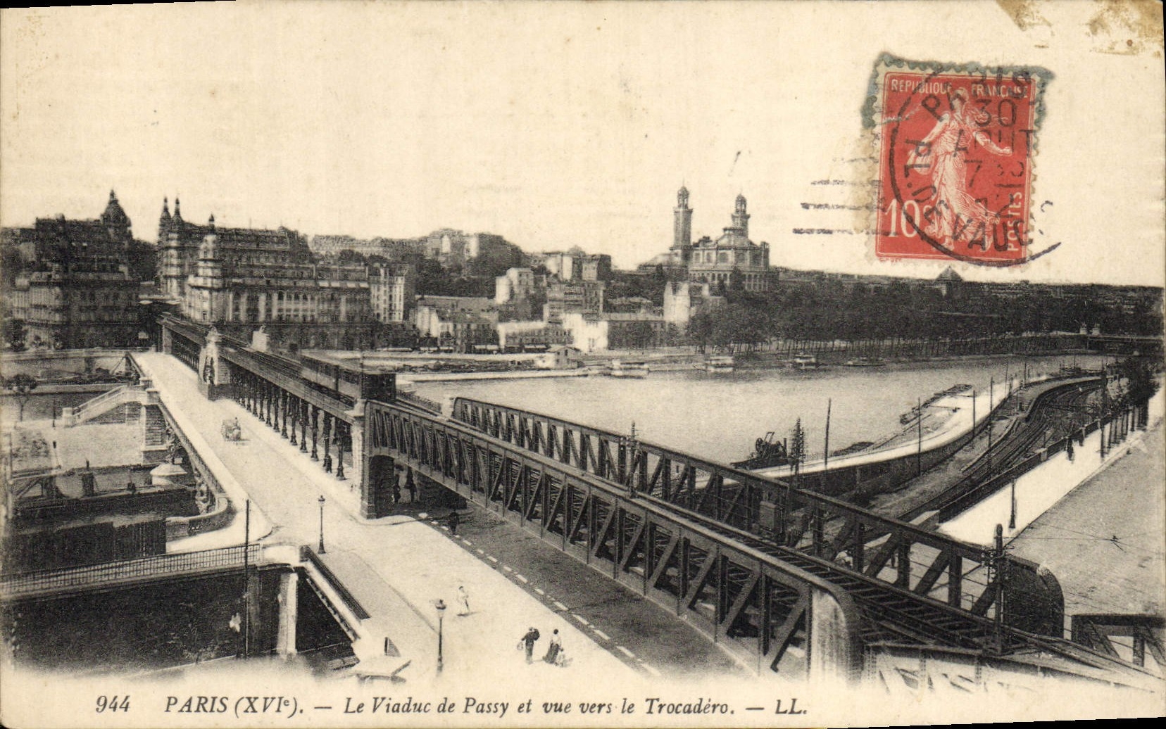 CPA Paris XVI Le Viaduc de Passy et vue vers le Trocadero