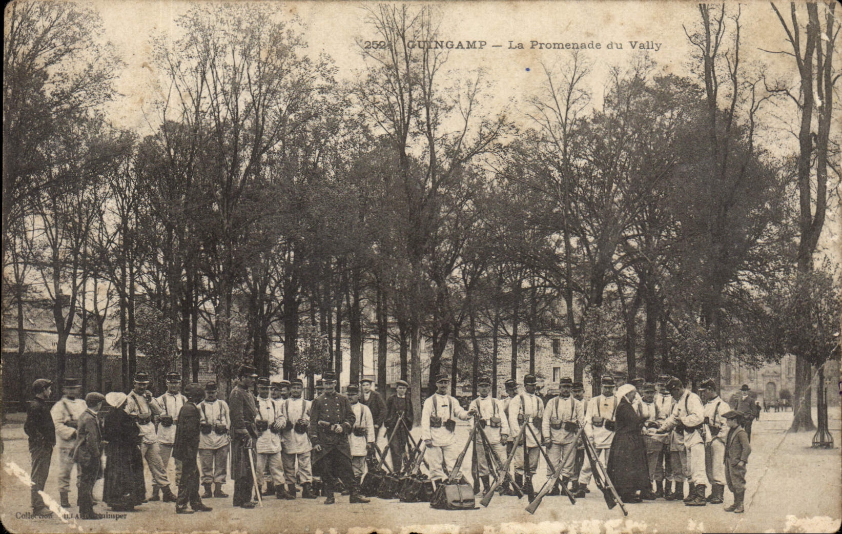 CPA La Promenade du Vally Militaria